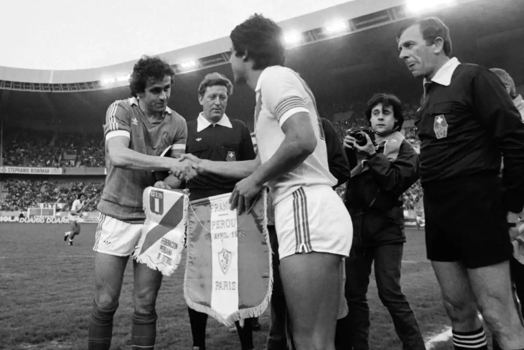 El jugador francés Michel Platini (L) le da la mano a un Al capitán de la selección peruana Ruben Toribio Diaz durante el partido amistoso Francia-Perú en el estadio Parc des Princes en París el 28 de abril de 1982. Georges BENDRIHEM / AFP
