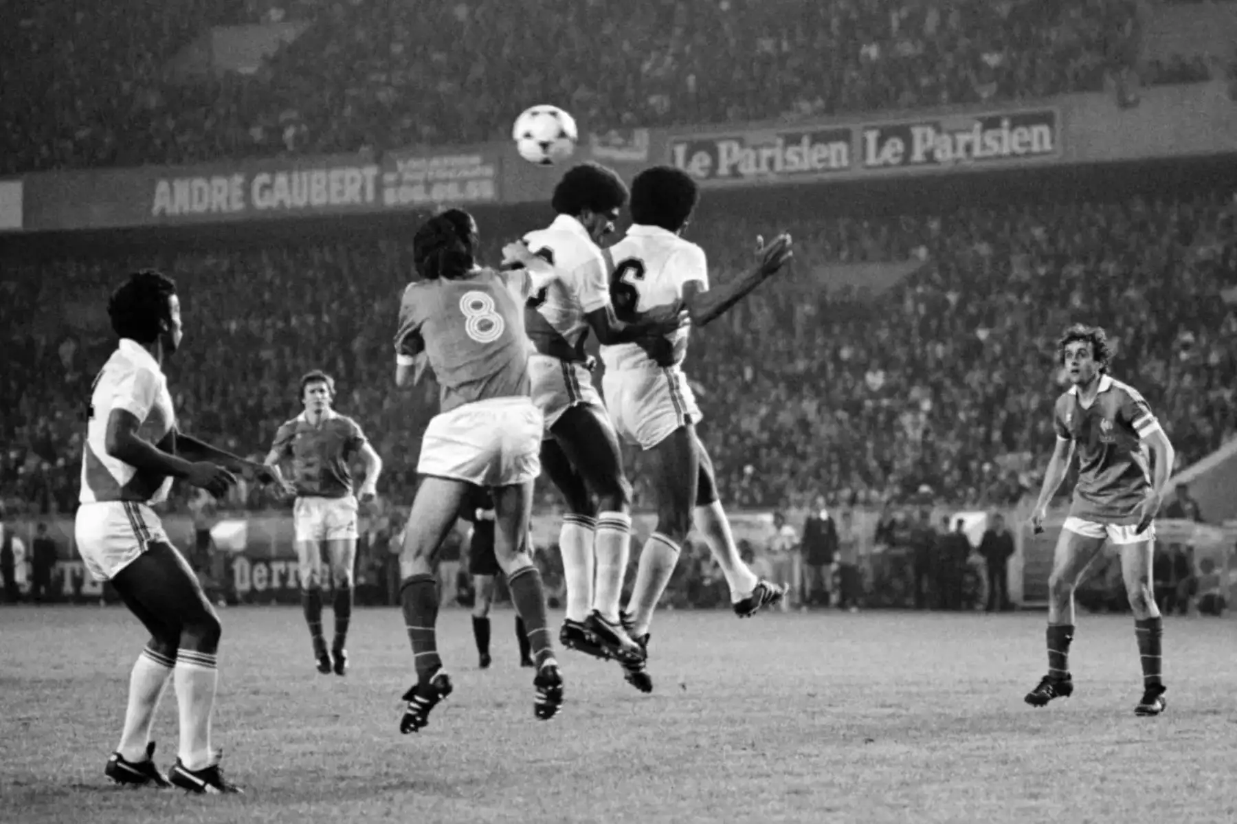El jugador francés Michel Platini (R) mira el balón durante el partido amistoso Francia-Perú en el estadio Parc des Princes en París el 28 de abril de 1982. / AF