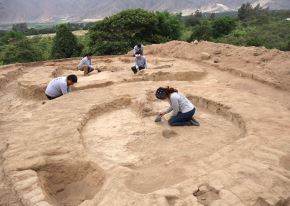Un equipo de arqueólogos peruanos, encabezado por Feren Castillo, descubrió dos templos de culto al fuego de hace 4,500 años de antigüedad en el valle de Virú, región La Libertad. FOTO: Feren Castillo