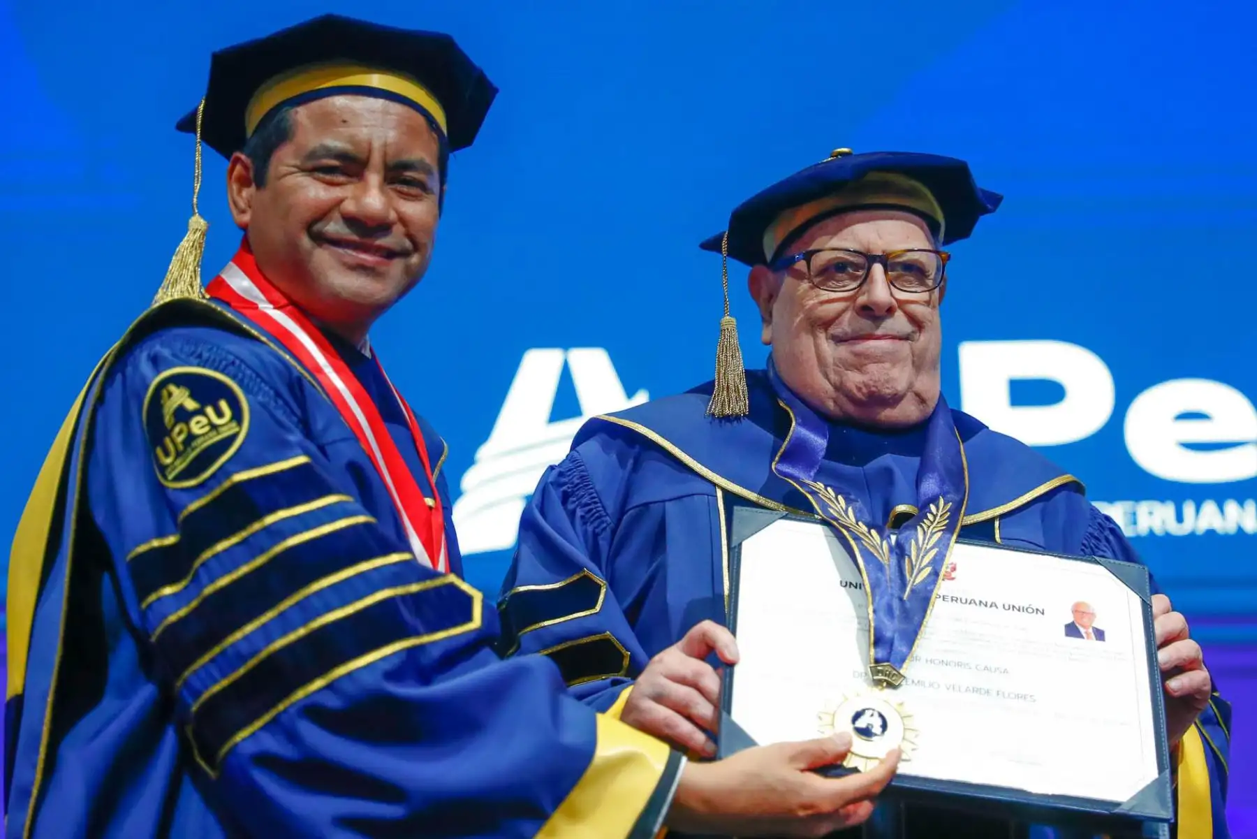 Julio Velarde, titular del Banco Central de Reserva del Perú, recibe el grado de Doctor Honoris Causa otorgado por la Universidad Peruana Unión en una ceremonia en Miraflores. Foto: ANDINA/Daniel Bracamonte.