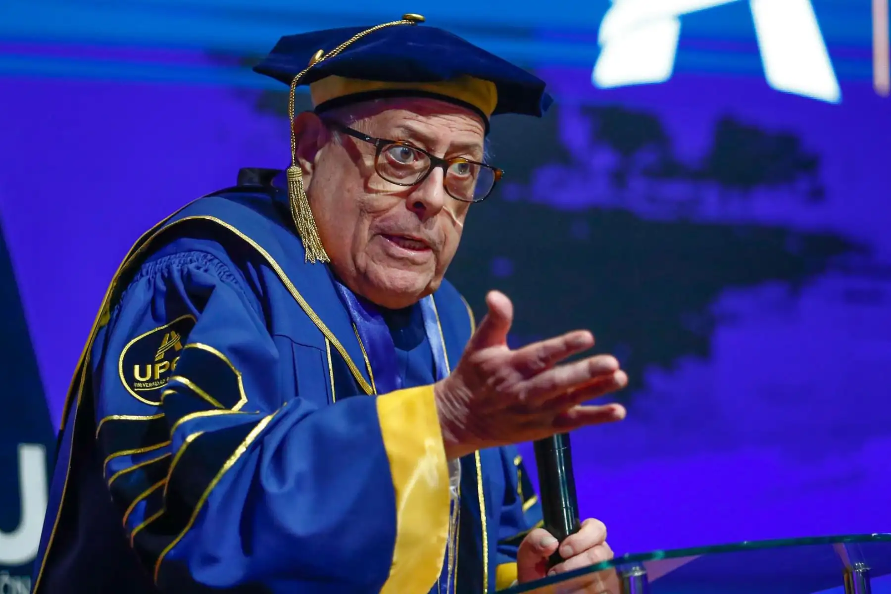 Julio Velarde, titular del Banco Central de Reserva del Perú, recibe el grado de Doctor Honoris Causa otorgado por la Universidad Peruana Unión en una ceremonia en Miraflores. Foto: ANDINA/Daniel Bracamonte.