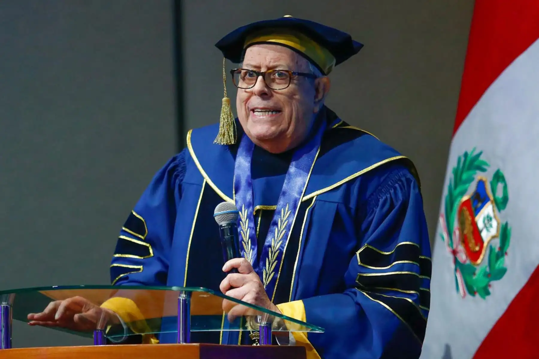 Ceremonia de investidura de Julio Velarde como Doctor Honoris Causa, distinción otorgada por la Universidad Peruana Unión en el hotel JW Marriott de Miraflores. Foto: ANDINA/Daniel Bracamonte.