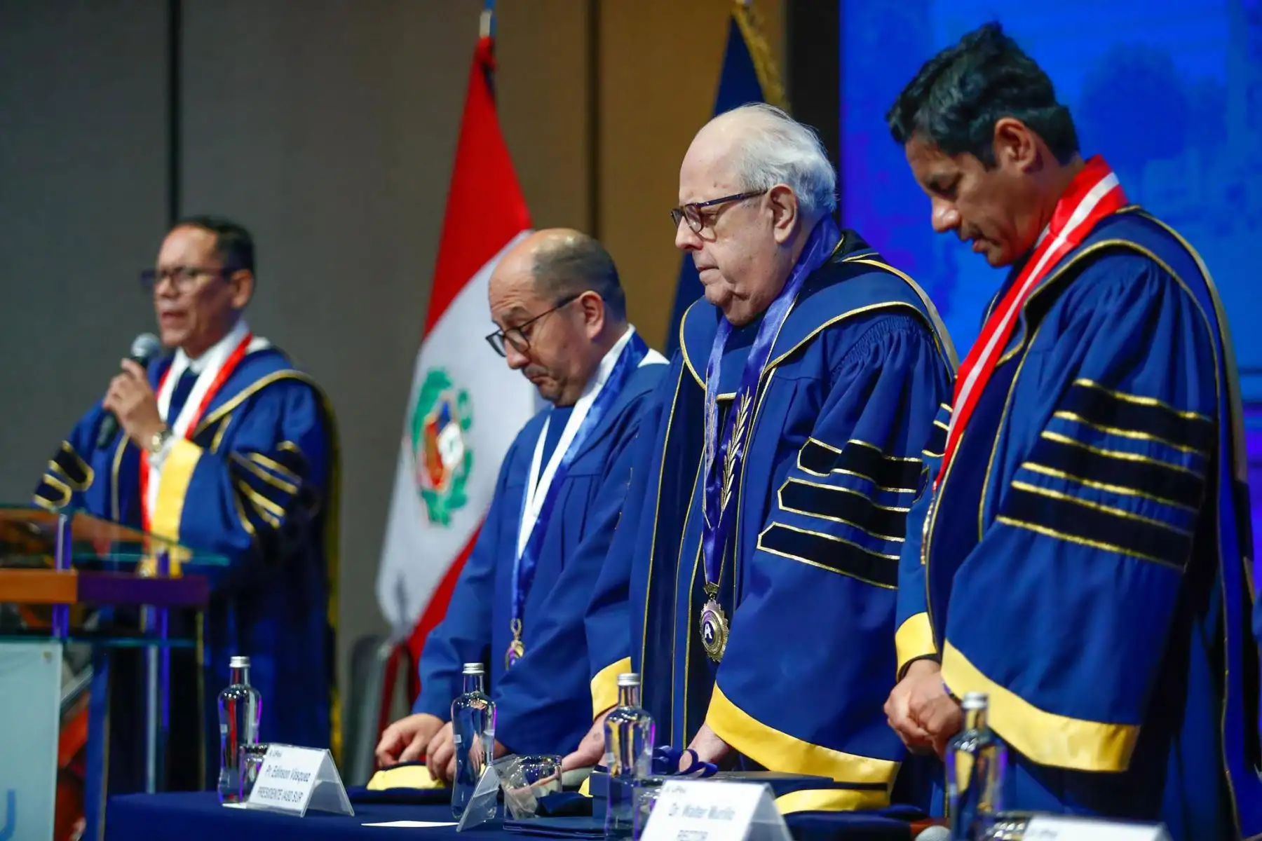 Ceremonia de investidura de Julio Velarde como Doctor Honoris Causa, distinción otorgada por la Universidad Peruana Unión en el hotel JW Marriott de Miraflores. Foto: ANDINA/Daniel Bracamonte.