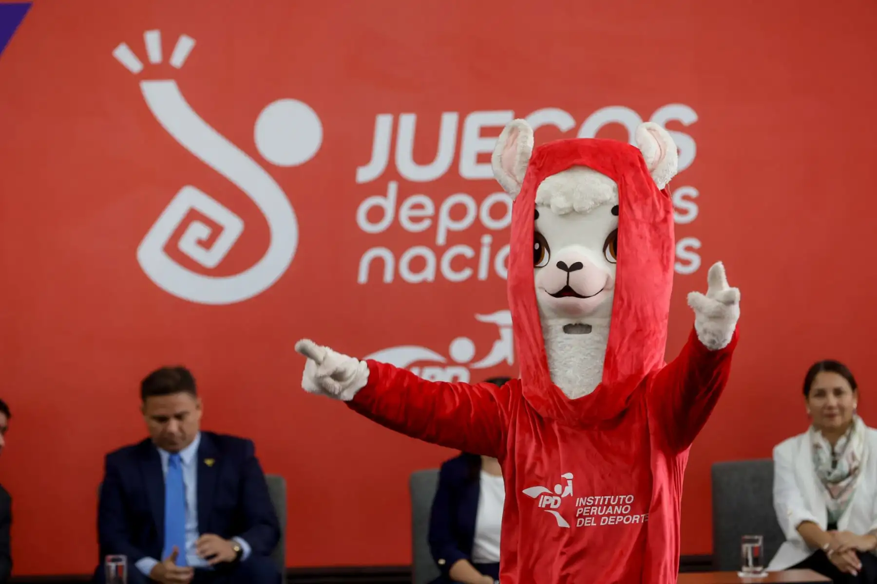 La mascota oficial, Alpi, animó la jornada y simbolizó el espíritu de los Juegos, promoviendo valores como la disciplina, la alegría y el esfuerzo en los participantes. Foto: ANDINA/Luis Iparraguirre.