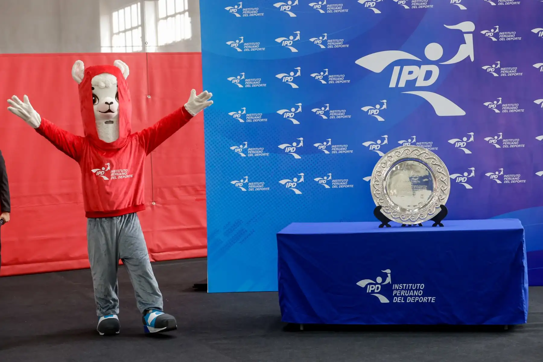 Durante la ceremonia se presentó a Alpi, la mascota oficial de los Juegos Deportivos Nacionales IPD 2026, una alpaca peruana que representa la energía juvenil, la disciplina y el espíritu deportivo del certamen. Foto: ANDINA/Luis Iparraguirre.