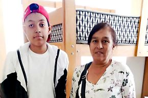 Beicker lleva tres años luchando por su salud lejos de casa. Aquí, en la foto, con su mamá. 