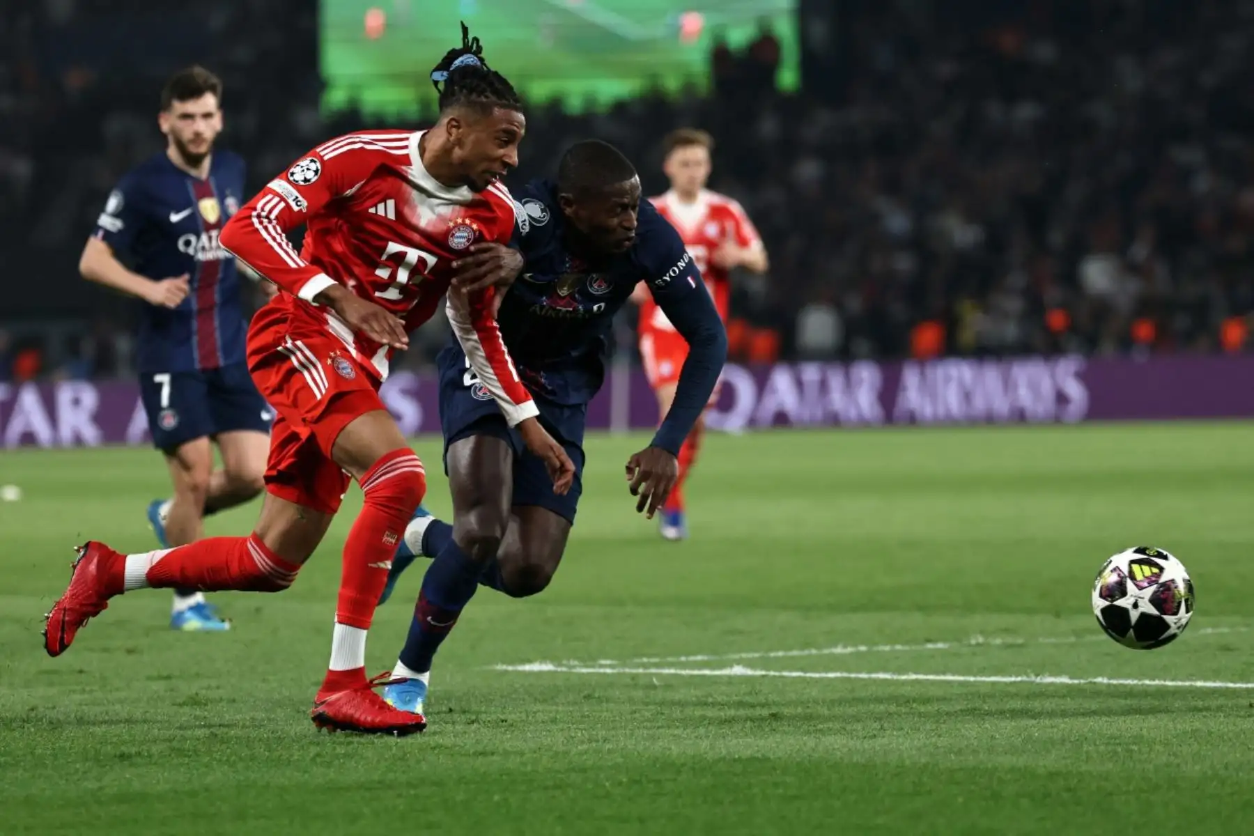 El centrocampista francés Michael Olise, número 17 del Bayern de Múnich, disputa el balón con el defensa portugués Nuno Mendes, número 25 del Paris Saint-Germain, durante el partido de ida de las semifinales de la Liga de Campeones de la UEFA entre el Paris Saint-Germain (PSG) y el Bayern de Múnich en el Parque de los Príncipes de París, el 28 de abril de 2026. (Foto de Anne-Christine POUJOULAT / AFP)