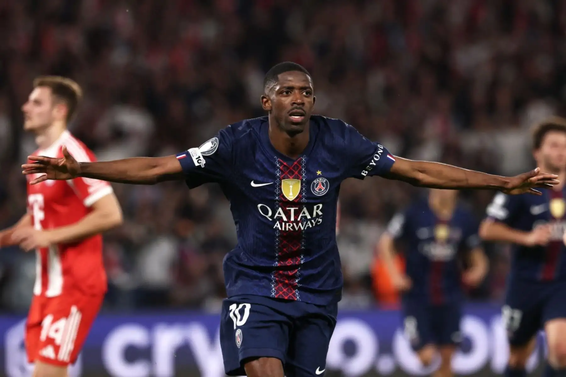 El delantero francés del Paris Saint-Germain, Ousmane Dembélé, número 10, celebra tras marcar el tercer gol de su equipo durante el partido de ida de las semifinales de la Liga de Campeones de la UEFA entre el Paris Saint-Germain (PSG) y el Bayern de Múnich en el Parque de los Príncipes de París, el 28 de abril de 2026. (Foto de FRANCK FIFE / AFP)