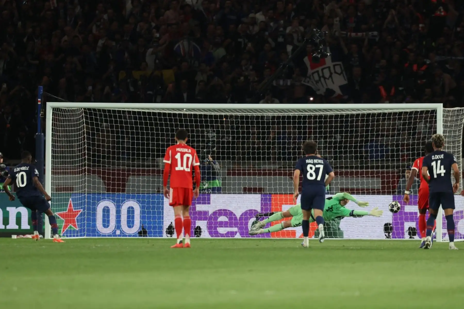 El delantero francés del Paris Saint-Germain, Ousmane Dembélé, número 10, ejecuta un penalti y marca el tercer gol de su equipo durante el partido de ida de las semifinales de la Liga de Campeones de la UEFA entre el Paris Saint-Germain (PSG) y el Bayern de Múnich en el Parque de los Príncipes de París, el 28 de abril de 2026. (Foto de ALAIN JOCARD / AFP)