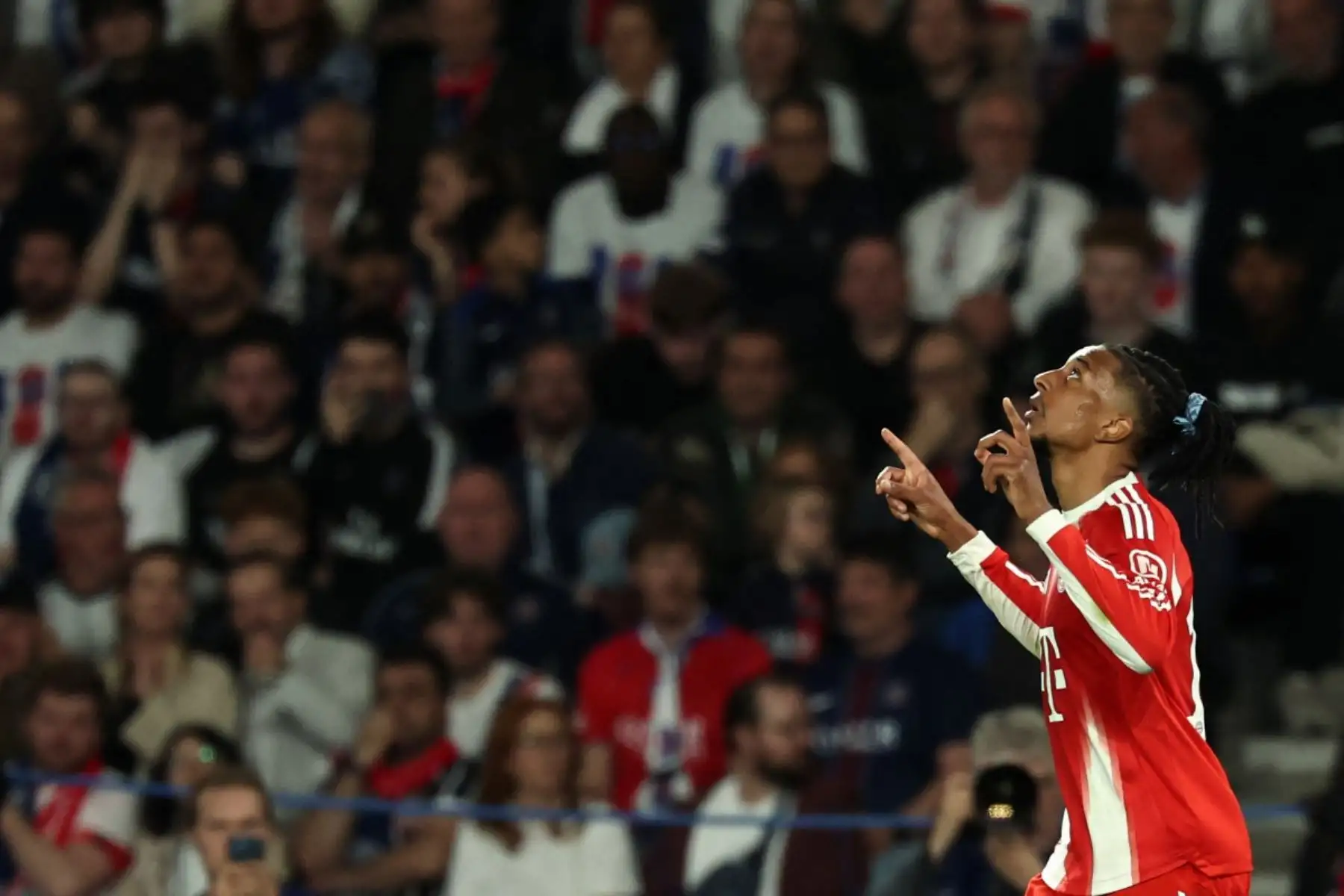 El centrocampista francés del Bayern de Múnich, Michael Olise, número 17, celebra tras marcar el segundo gol de su equipo durante el partido de ida de las semifinales de la Liga de Campeones de la UEFA entre el Paris Saint-Germain (PSG) y el Bayern de Múnich en el Parque de los Príncipes de París, el 28 de abril de 2026. (Foto de Anne-Christine POUJOULAT / AFP)
