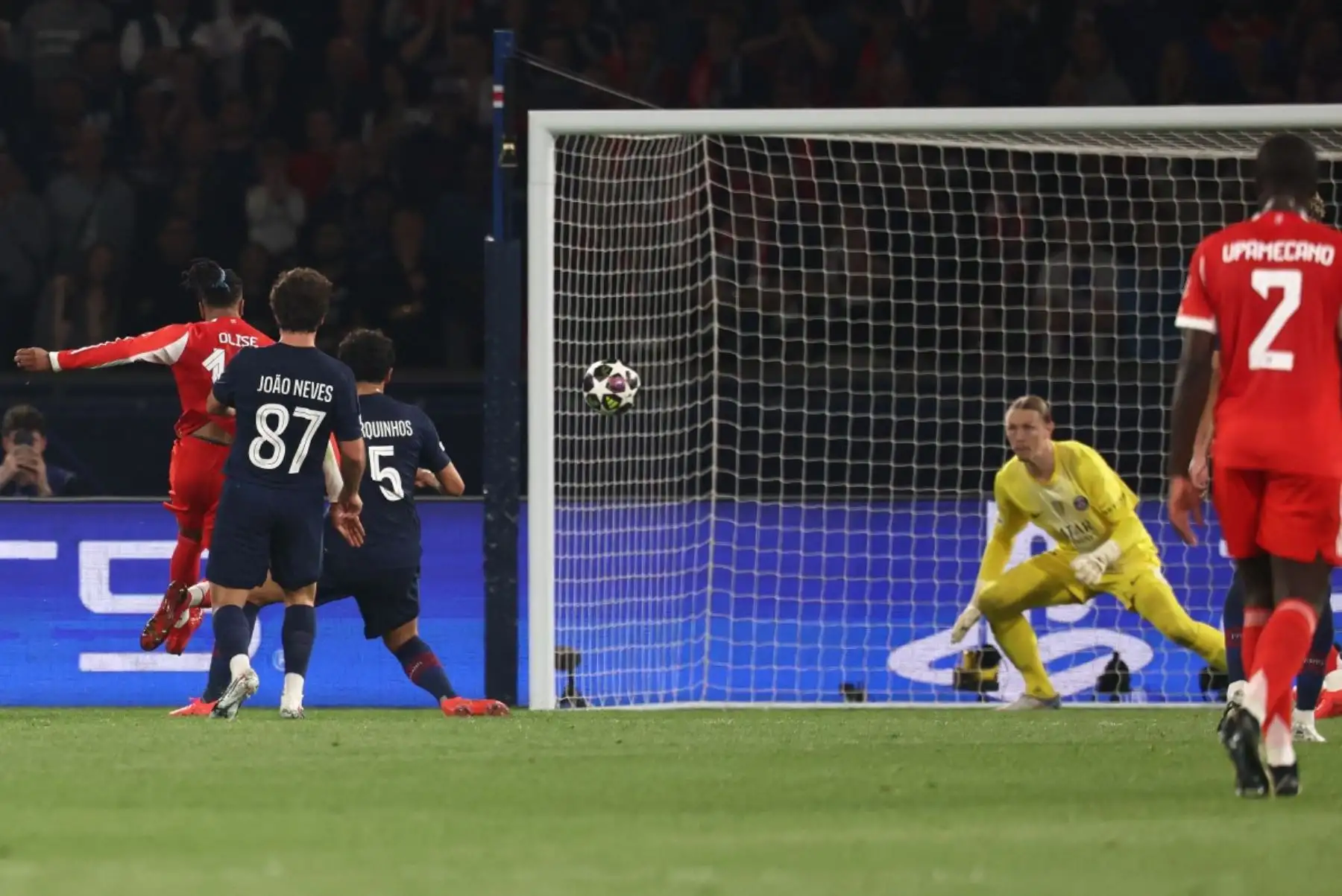 El centrocampista francés del Bayern de Múnich, Michael Olise, número 17, dispara y marca el segundo gol de su equipo durante el partido de ida de las semifinales de la Liga de Campeones de la UEFA entre el Paris Saint-Germain (PSG) y el Bayern de Múnich en el Parque de los Príncipes de París, el 28 de abril de 2026. (Foto de FRANCK FIFE / AFP)
