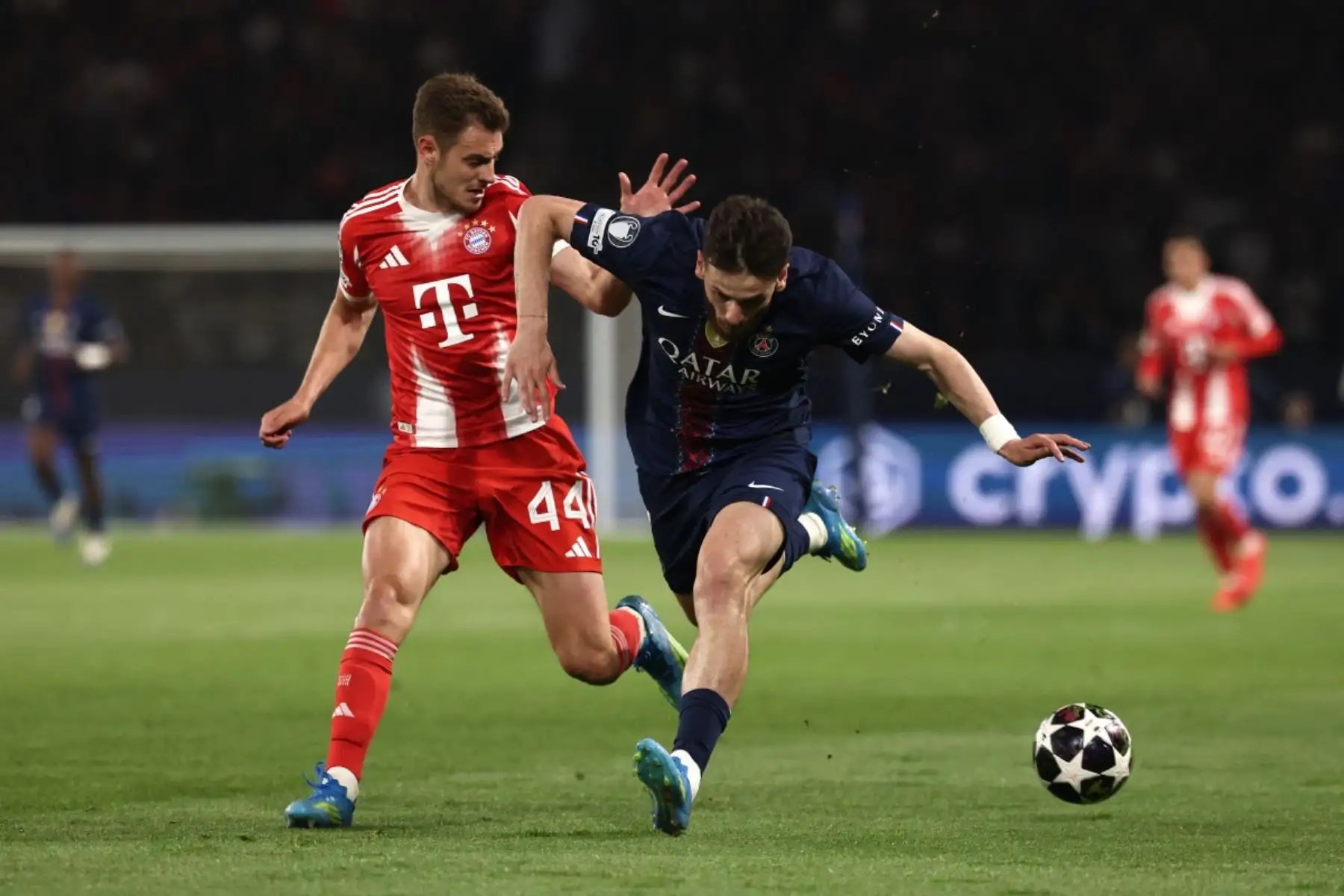 El defensa croata del Bayern de Múnich, Josip Stanisic (número 44), disputa el balón con el delantero georgiano del Paris Saint-Germain, Khvicha Kvaratskhelia (número 7), durante el partido de ida de las semifinales de la Liga de Campeones de la UEFA entre el Paris Saint-Germain (PSG) y el Bayern de Múnich en el Parque de los Príncipes de París, el 28 de abril de 2026. (Foto de FRANCK FIFE / AFP)
