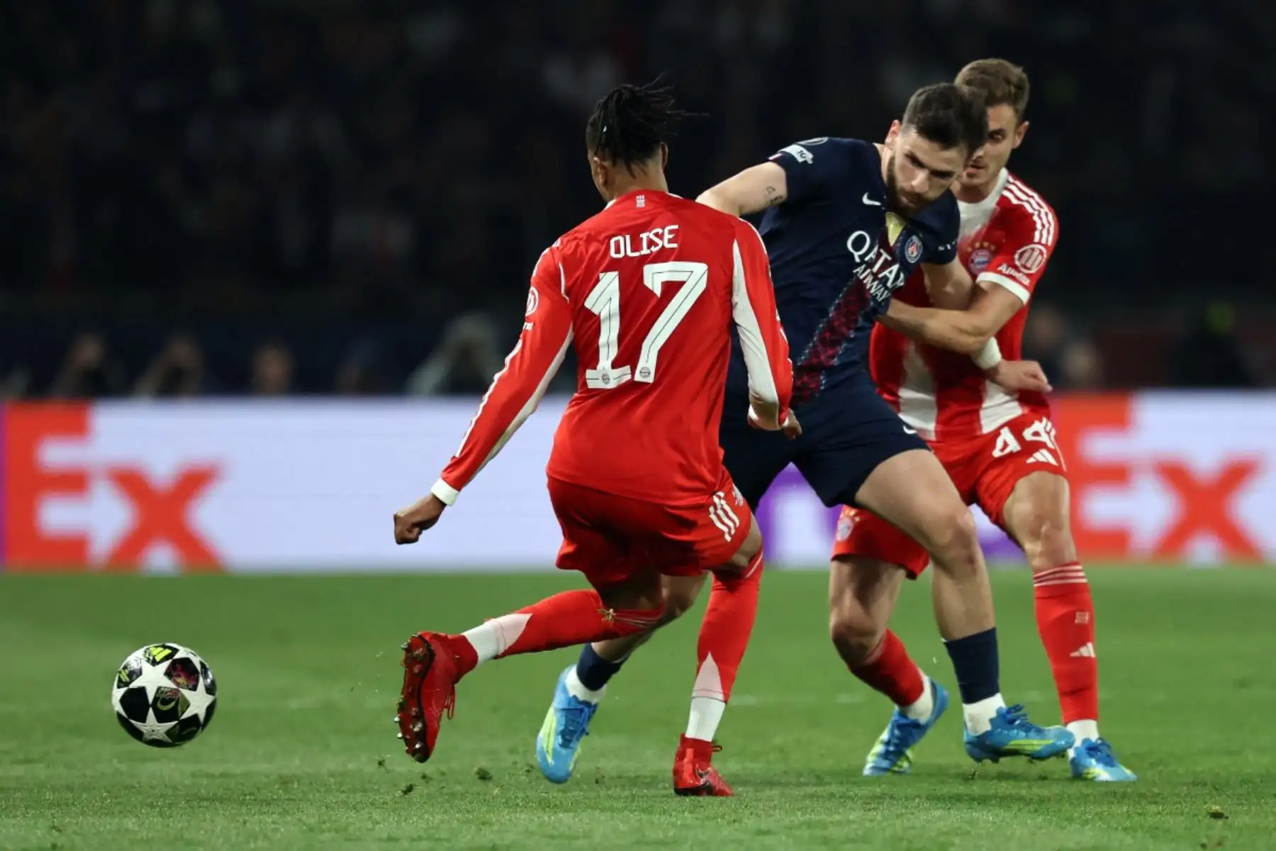 El delantero georgiano del Paris Saint-Germain, Khvicha Kvaratskhelia (C), disputa el balón con el centrocampista alemán del Bayern de Múnich, Aleksandar Pavlovic (D), durante el partido de ida de las semifinales de la Liga de Campeones de la UEFA entre el Paris Saint-Germain (PSG) y el Bayern de Múnich en el Parque de los Príncipes de París, el 28 de abril de 2026. (Foto de Anne-Christine POUJOULAT / AFP)