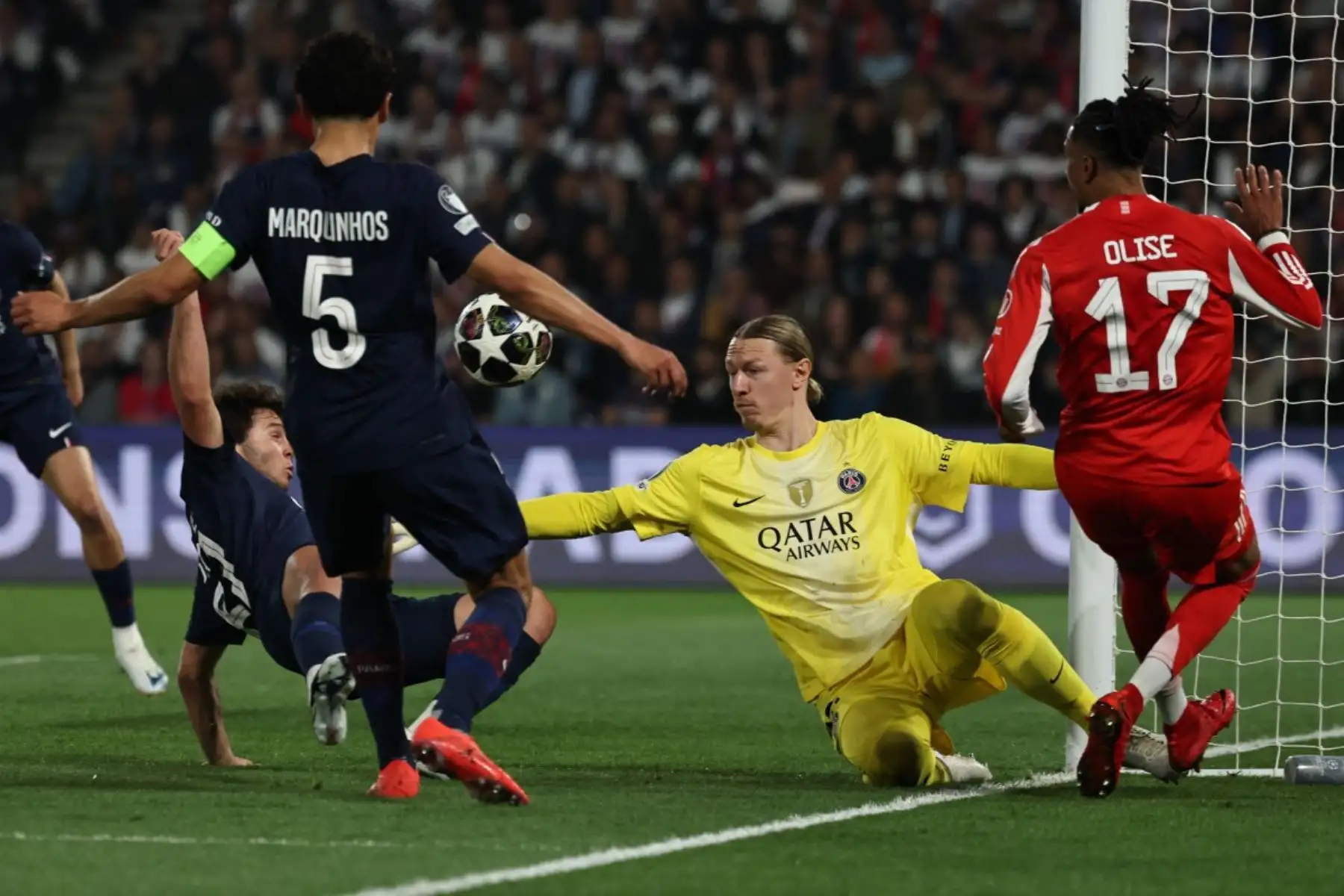 El portero ruso del Paris Saint-Germain, Matvey Safonov (C), con el número 39, intenta detener un disparo durante el partido de ida de las semifinales de la Liga de Campeones de la UEFA entre el Paris Saint-Germain (PSG) y el Bayern de Múnich en el Parque de los Príncipes de París, el 28 de abril de 2026. (Foto de Anne-Christine POUJOULAT / AFP)