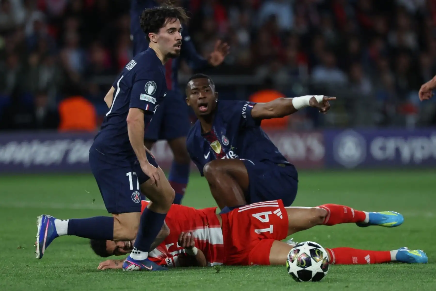 El delantero colombiano del Bayern de Múnich, Luis Díaz (C), reacciona en el terreno de juego junto al centrocampista portugués del Paris Saint-Germain, Vitinha (C), y el defensa ecuatoriano del Paris Saint-Germain, Willian Pacho (C), durante el partido de ida de las semifinales de la Liga de Campeones de la UEFA entre el Paris Saint-Germain (PSG) y el Bayern de Múnich en el Parque de los Príncipes de París, el 28 de abril de 2026. (Foto de ALAIN JOCARD / AFP)