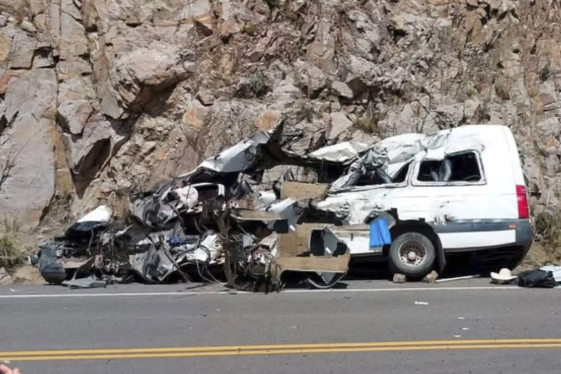 Al menos siete fallecidos en choque frontal de tráiler y minivan en vía Juliaca -Arequipa