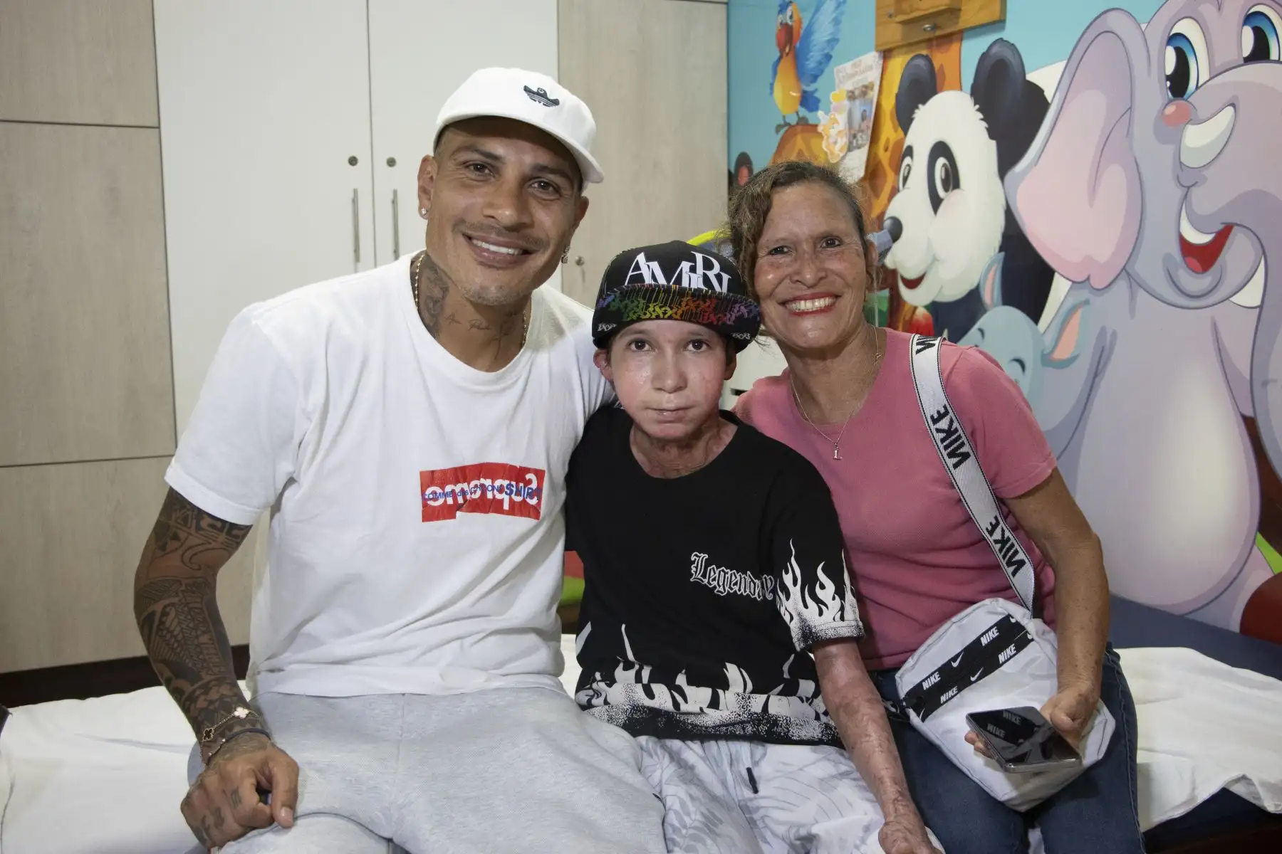 El menor, identificado con las iniciales S.E.N.R. y aficionado al club Alianza Lima, sufrió quemaduras de segundo y tercer grado en el rostro, cabeza, cuello, tórax, abdomen y extremidades superiores. Según se informó, un grupo de desconocidos le roció material inflamable y le prendió fuego mientras elaboraba máscaras por carnavales. Foto: ANDINA/Rodrigo Segovia