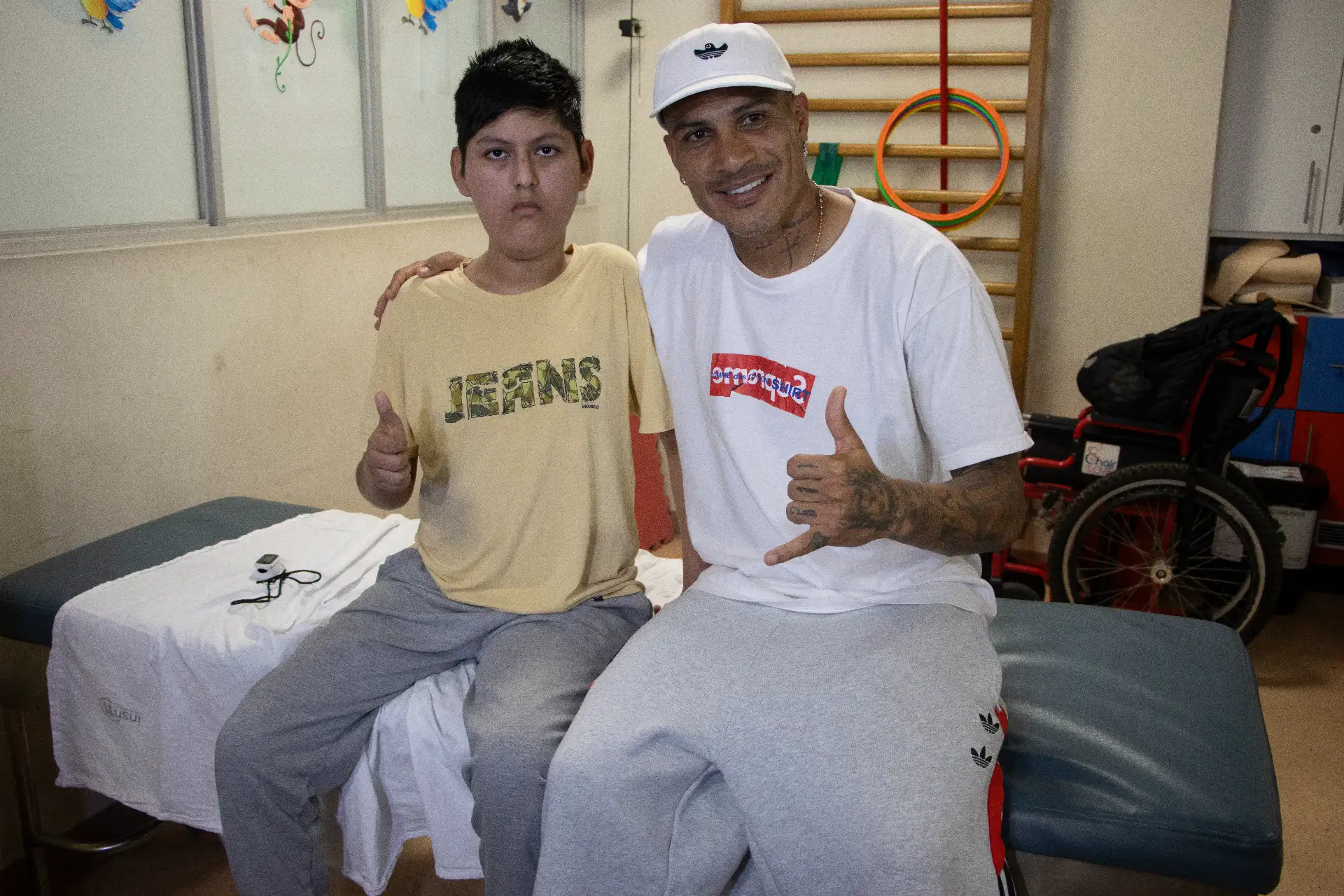 Durante 21 días permaneció en cuidados intensivos, recibiendo un tratamiento integral que incluyó antibióticos, manejo del dolor y soporte en salud mental frente a cuadros de ansiedad e insomnio. En ese periodo, su madre, Leydi Ramírez, lo acompañó de manera permanente desde el albergue hospitalario. Foto: ANDINA/Rodrigo Segovia