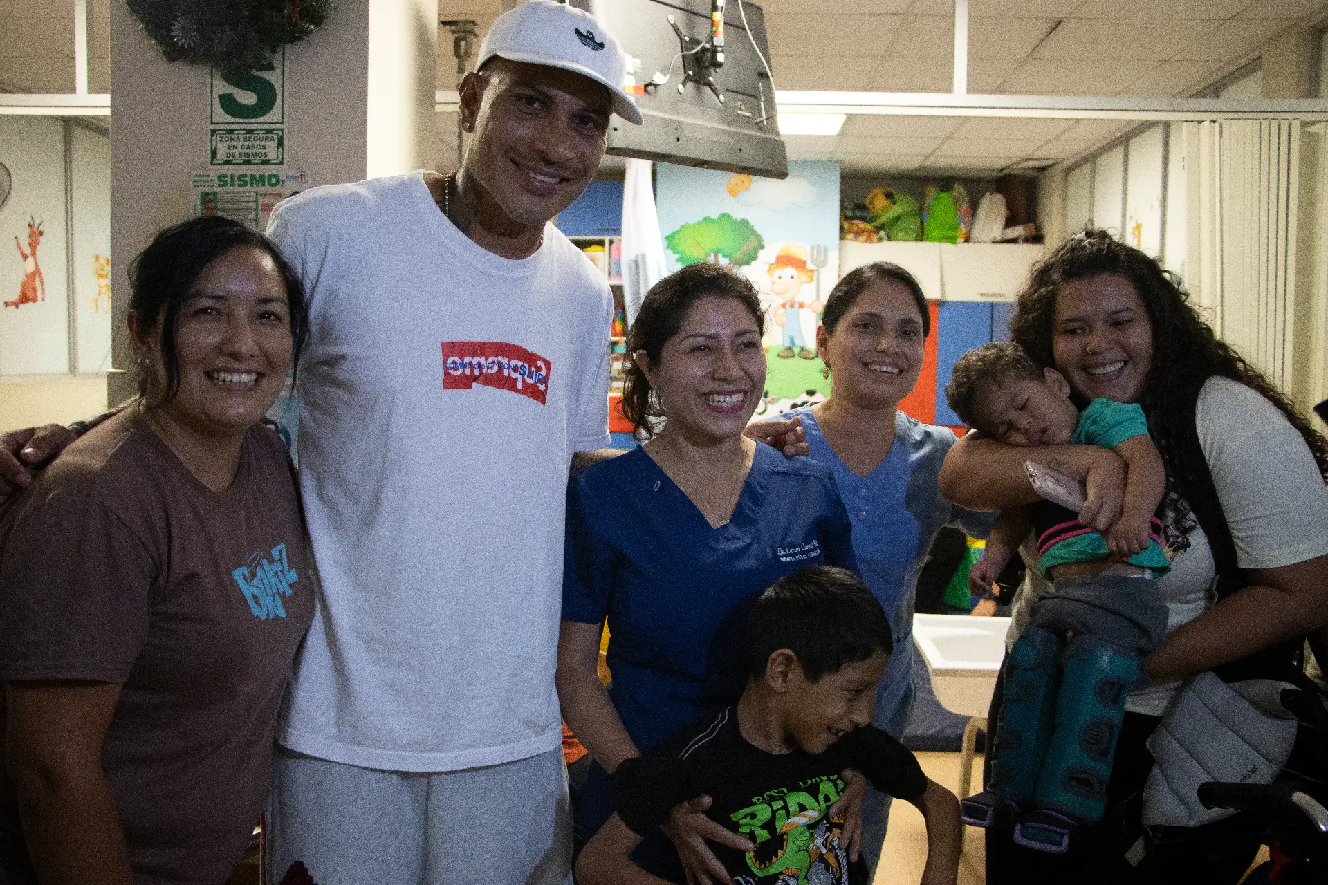 Todo el tratamiento fue cubierto por el Seguro Integral de Salud (SIS), lo que garantizó atención oportuna sin costo para la familia. “Mi hijo es un milagro, estoy muy agradecida con el personal de salud”, expresó su madre. El INSN San Borja, único centro pediátrico especializado en grandes quemaduras en el país, atiende entre 300 y 400 casos al año; solo en los primeros meses de 2026, el 22% de los pacientes requirió cuidados intensivos. Foto: ANDINA/Rodrigo Segovia