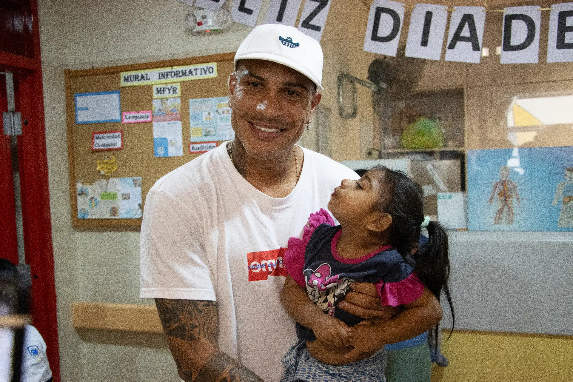 El paciente fue sometido a ocho intervenciones quirúrgicas, entre ellas injertos de piel —tanto de origen porcino como autólogos— mediante la técnica Meek para expansión cutánea. Asimismo, recibió procedimientos de limpieza especializada a través de hidrocirugía con sistema Versajet, una tecnología que permite mayor precisión en el tratamiento de quemaduras. Foto: ANDINA/Rodrigo Segovia