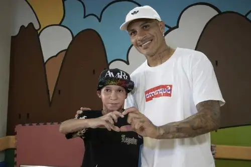 Paolo Guerrero visita a menor que sobrevivió a graves quemaduras y le brinda apoyo en el INSN San Borja