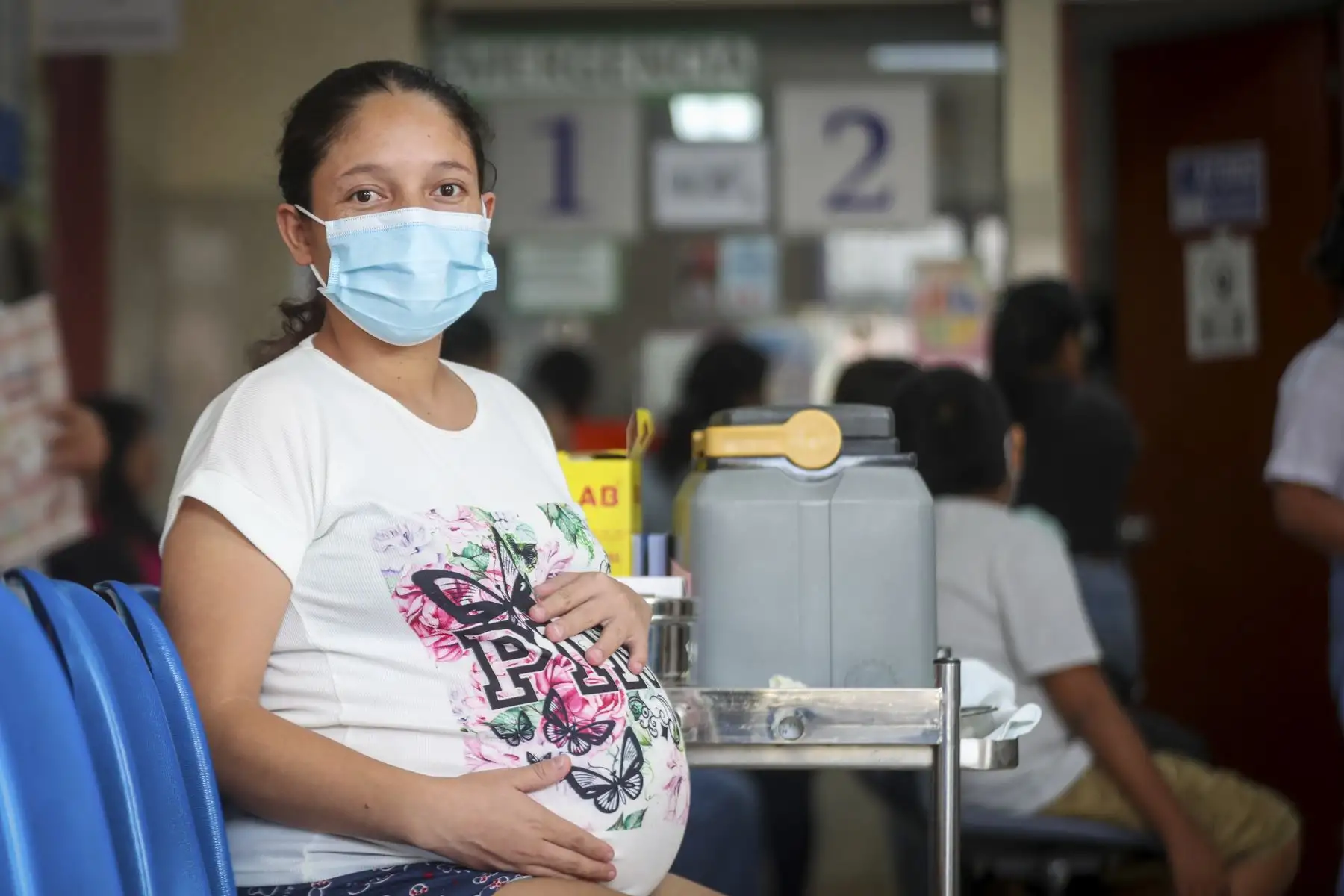 En el marco de la Semana de Vacunación en las Américas, el Ministerio de Salud refuerza la importancia de vacunar a las gestantes para proteger su salud y la de sus bebés, previniendo enfermedades como influenza, tos ferina, tétanos y hepatitis B. Estas vacunas, seguras y gratuitas, se aplican en distintos momentos del embarazo y permiten transferir defensas al recién nacido, reduciendo riesgos de complicaciones graves durante los primeros meses de vida. Foto: ANDINA/Ricardo Cuba