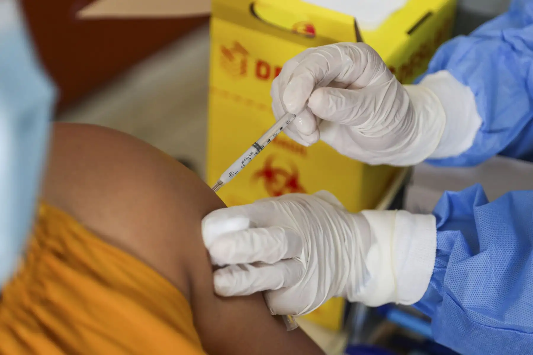 En el marco de la Semana de Vacunación en las Américas, el Ministerio de Salud refuerza la importancia de vacunar a las gestantes para proteger su salud y la de sus bebés, previniendo enfermedades como influenza, tos ferina, tétanos y hepatitis B. Estas vacunas, seguras y gratuitas, se aplican en distintos momentos del embarazo y permiten transferir defensas al recién nacido, reduciendo riesgos de complicaciones graves durante los primeros meses de vida. Foto: ANDINA/Ricardo Cuba