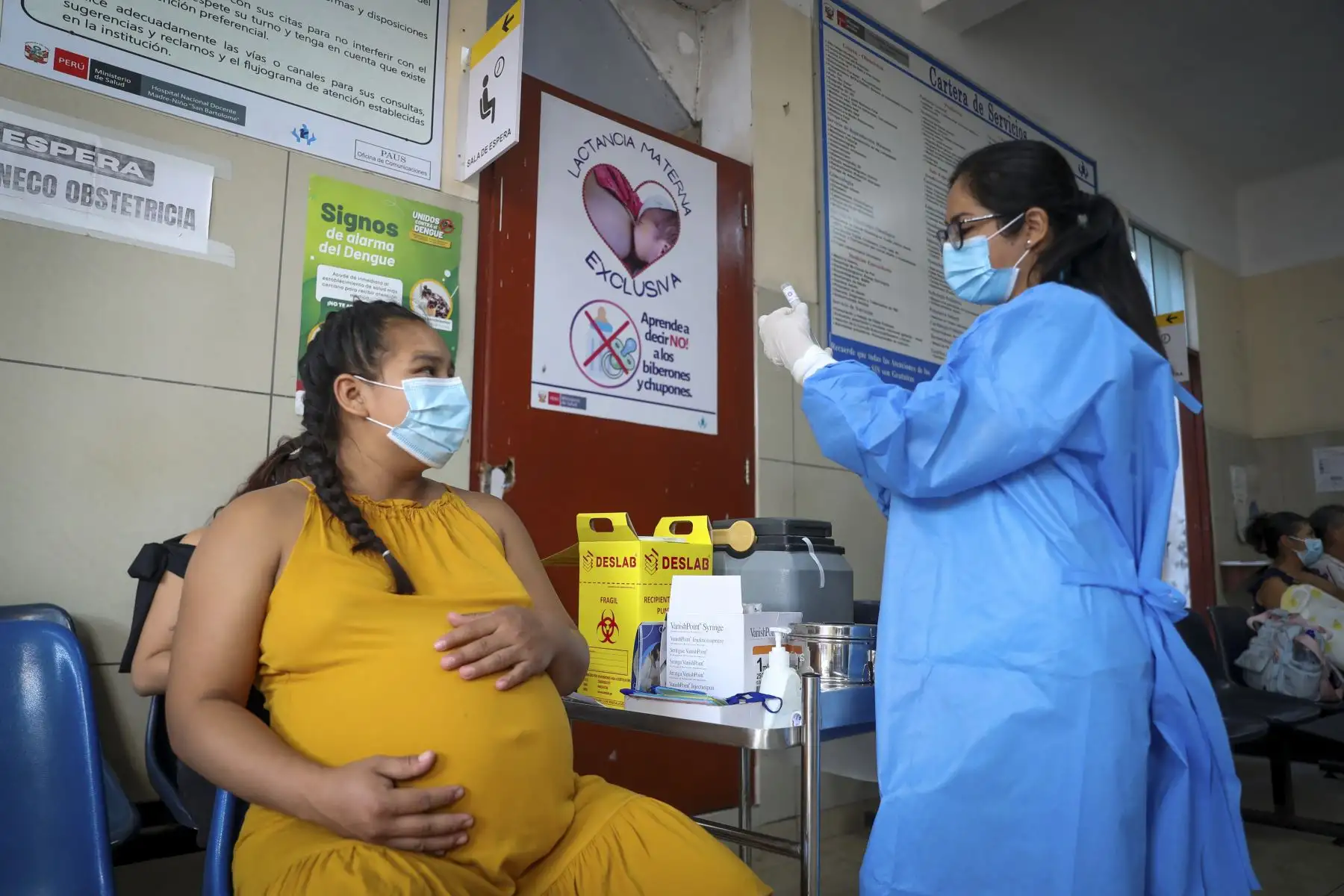En el marco de la Semana de Vacunación en las Américas, el Ministerio de Salud refuerza la importancia de vacunar a las gestantes para proteger su salud y la de sus bebés, previniendo enfermedades como influenza, tos ferina, tétanos y hepatitis B. Estas vacunas, seguras y gratuitas, se aplican en distintos momentos del embarazo y permiten transferir defensas al recién nacido, reduciendo riesgos de complicaciones graves durante los primeros meses de vida. Foto: ANDINA/Ricardo Cuba