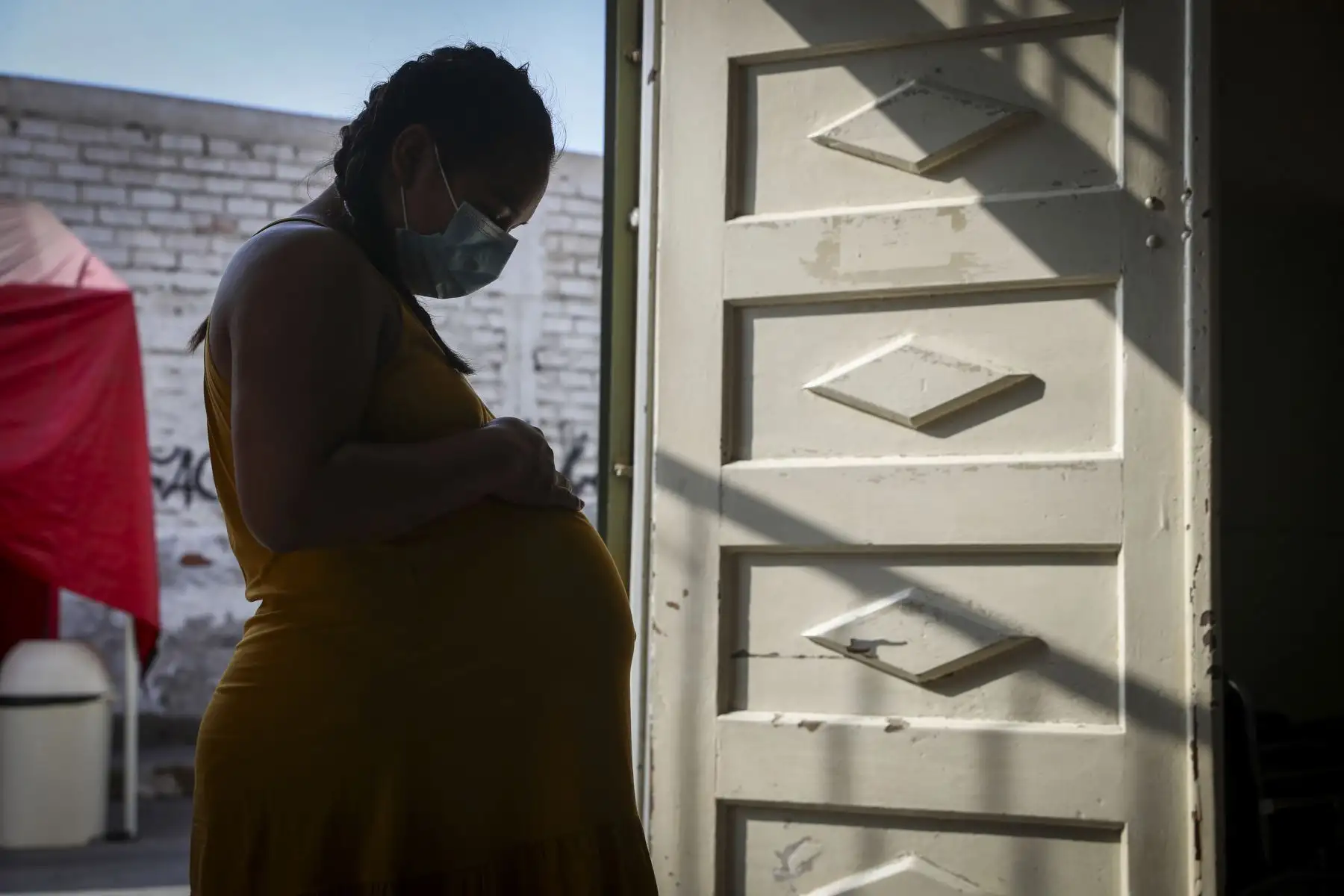 En el marco de la Semana de Vacunación en las Américas, el Ministerio de Salud refuerza la importancia de vacunar a las gestantes para proteger su salud y la de sus bebés, previniendo enfermedades como influenza, tos ferina, tétanos y hepatitis B. Estas vacunas, seguras y gratuitas, se aplican en distintos momentos del embarazo y permiten transferir defensas al recién nacido, reduciendo riesgos de complicaciones graves durante los primeros meses de vida. Foto: ANDINA/Ricardo Cuba