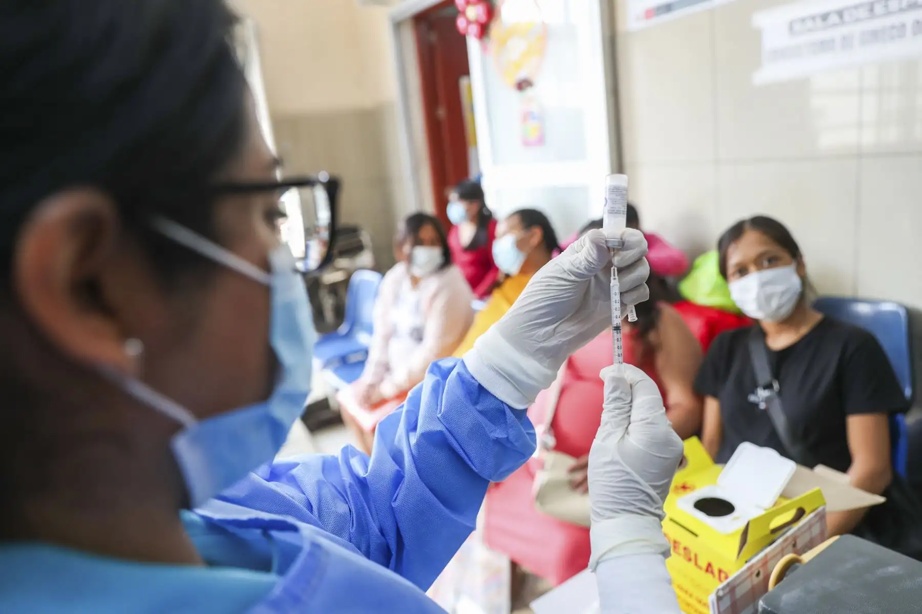 En el marco de la Semana de Vacunación en las Américas, el Ministerio de Salud refuerza la importancia de vacunar a las gestantes para proteger su salud y la de sus bebés, previniendo enfermedades como influenza, tos ferina, tétanos y hepatitis B. Estas vacunas, seguras y gratuitas, se aplican en distintos momentos del embarazo y permiten transferir defensas al recién nacido, reduciendo riesgos de complicaciones graves durante los primeros meses de vida. Foto: ANDINA/Ricardo Cuba