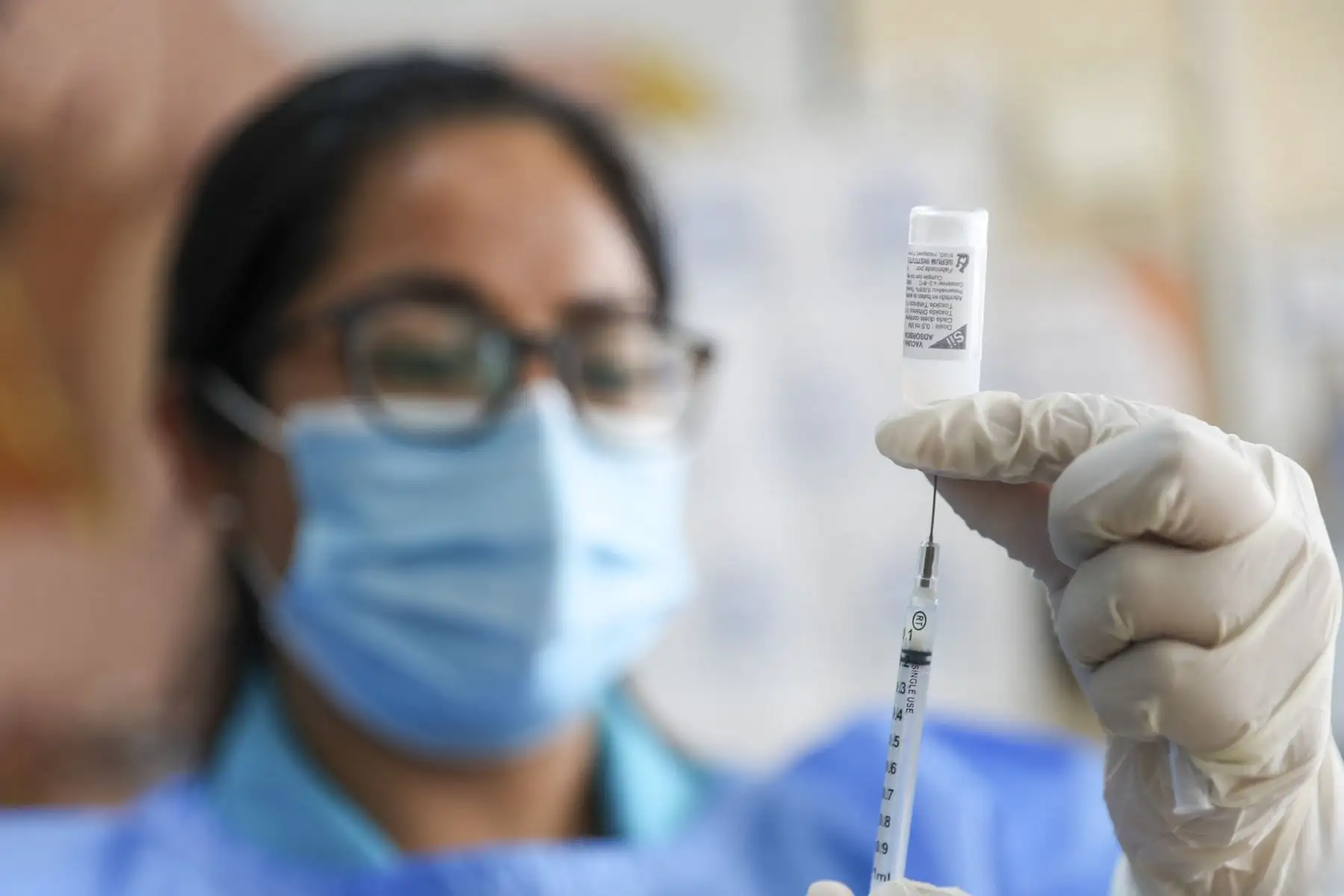 En el marco de la Semana de Vacunación en las Américas, el Ministerio de Salud refuerza la importancia de vacunar a las gestantes para proteger su salud y la de sus bebés, previniendo enfermedades como influenza, tos ferina, tétanos y hepatitis B. Estas vacunas, seguras y gratuitas, se aplican en distintos momentos del embarazo y permiten transferir defensas al recién nacido, reduciendo riesgos de complicaciones graves durante los primeros meses de vida. Foto: ANDINA/Ricardo Cuba