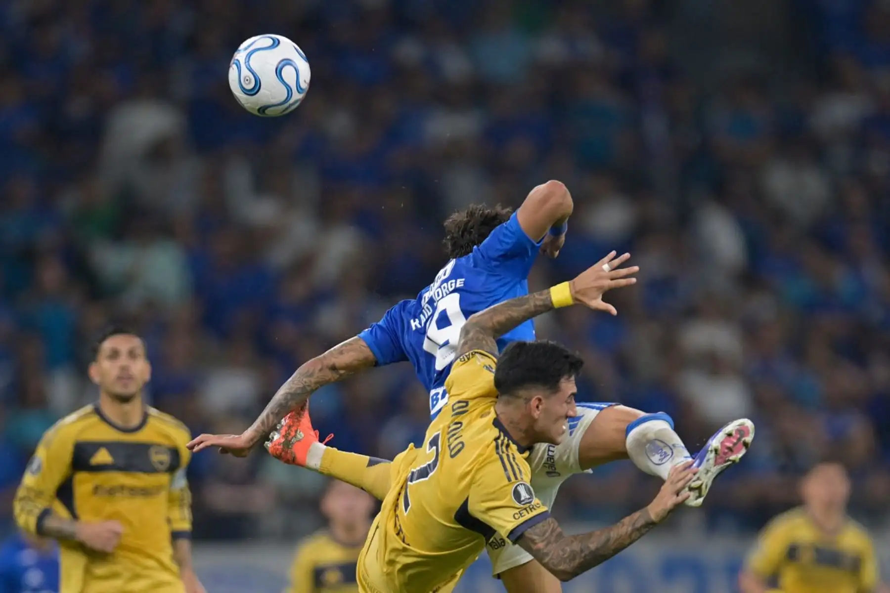 El defensor de Boca Juniors # 02 Lautaro Di Lollo y el delantero de Cruzeiro # 19 Kaio Jorge luchan por el balón durante el partido de fútbol de la fase de grupos de la Copa Libertadores entre el Cruzeiro de Brasil y el Boca Juniors de Argentina en el estadio Mineirao en Belo Horizonte, estado de Minas Gerais, Brasil, el 28 de abril de 2026. (Foto de DOUGLAS MAGNO / AFP)