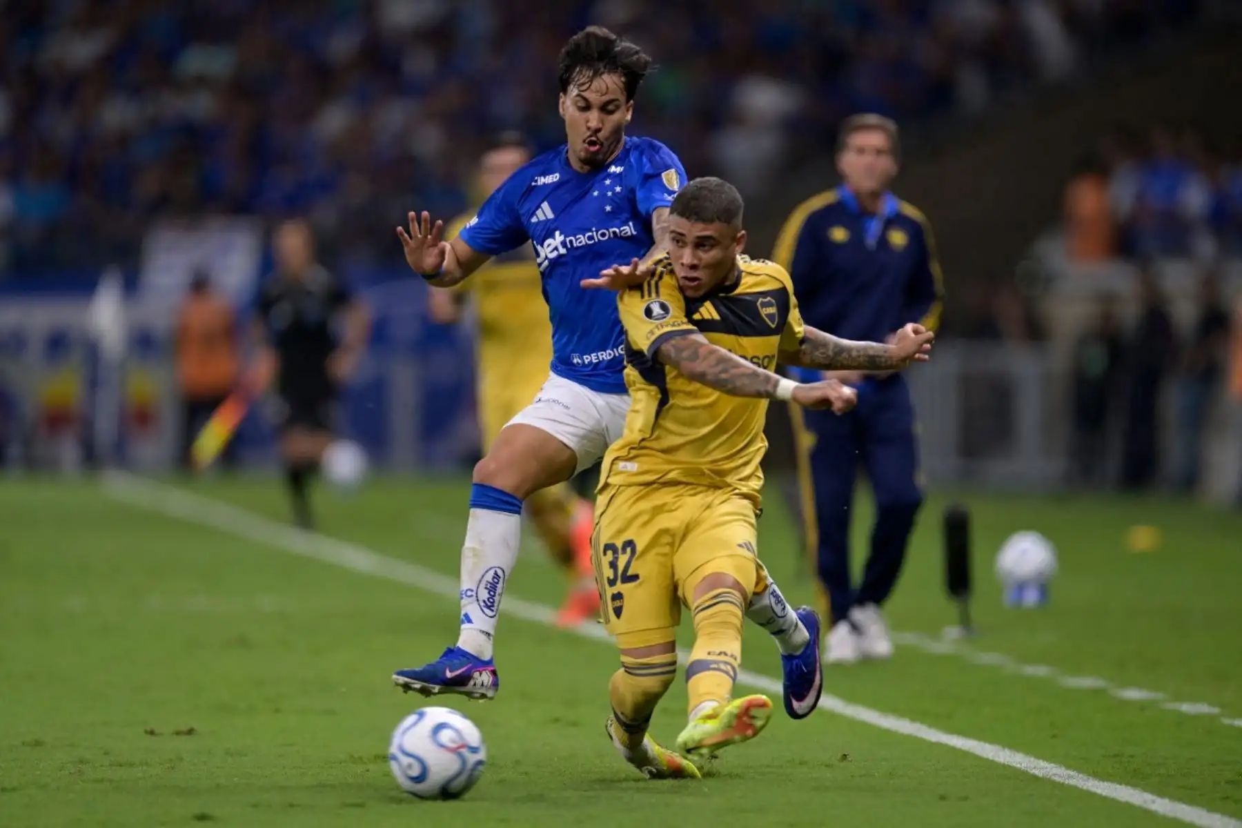 El delantero del Cruzeiro #19 Kaio Jorge (i) y el defensor del Boca Juniors #32 Ayrton Costa luchan por el balón durante el partido de fútbol de la fase de grupos de la Copa Libertadores entre el Cruzeiro de Brasil y el Boca Juniors de Argentina en el estadio Mineirao de Belo Horizonte, estado de Minas Gerais, Brasil, el 28 de abril de 2026. (Foto de DOUGLAS MAGNO / AFP)