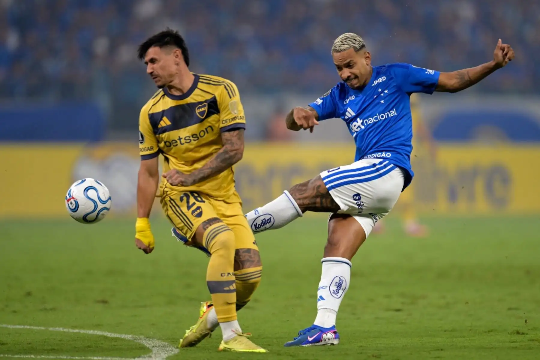 El delantero paraguayo de Boca Juniors #28 Adam Bareiro (i) y el mediocampista de Cruzeiro #10 Matheus Pereira luchan por el balón durante el partido de fútbol de la fase de grupos de la Copa Libertadores entre el Cruzeiro de Brasil y el Boca Juniors de Argentina en el estadio Mineirao de Belo Horizonte, estado de Minas Gerais, Brasil, el 28 de abril de 2026. (Foto de DOUGLAS MAGNO / AFP)