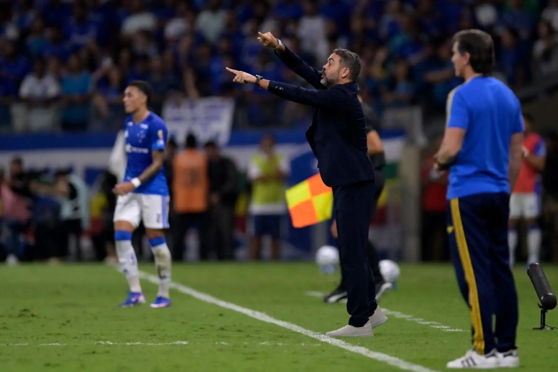 El entrenador portugués del Cruzeiro, Artur Jorge, da instrucciones a sus jugadores durante el partido de fútbol de la fase de grupos de la Copa Libertadores entre el Cruzeiro de Brasil y el Boca Juniors de Argentina en el estadio Mineirao de Belo Horizonte, estado de Minas Gerais, Brasil, el 28 de abril de 2026. (Foto de DOUGLAS MAGNO / AFP)