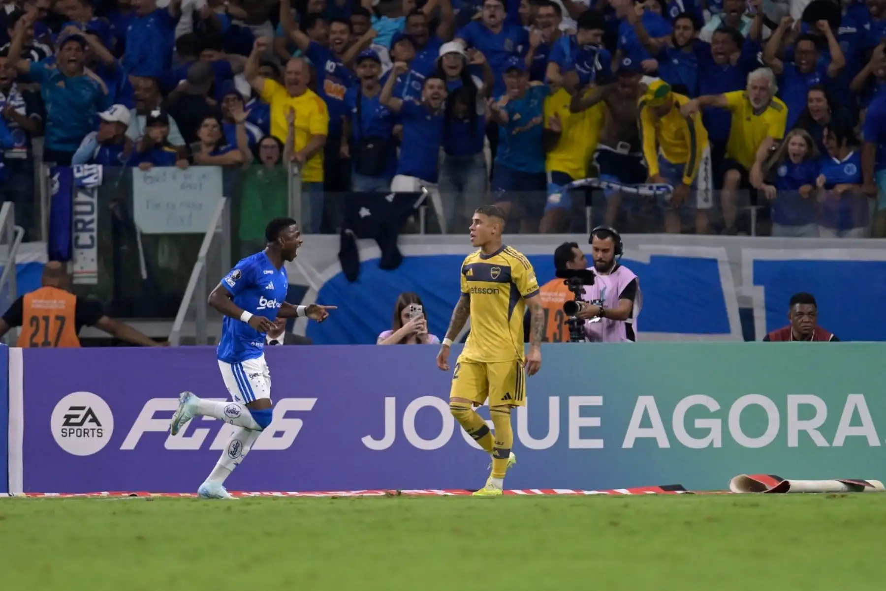 El mediocampista colombiano del Cruzeiro #22 Neyser Villareal (i) celebra tras anotar durante el partido de fútbol de la fase de grupos de la Copa Libertadores entre el Cruzeiro de Brasil y el Boca Juniors de Argentina en el estadio Mineirao de Belo Horizonte, estado de Minas Gerais, Brasil, el 28 de abril de 2026. (Foto de DOUGLAS MAGNO / AFP)