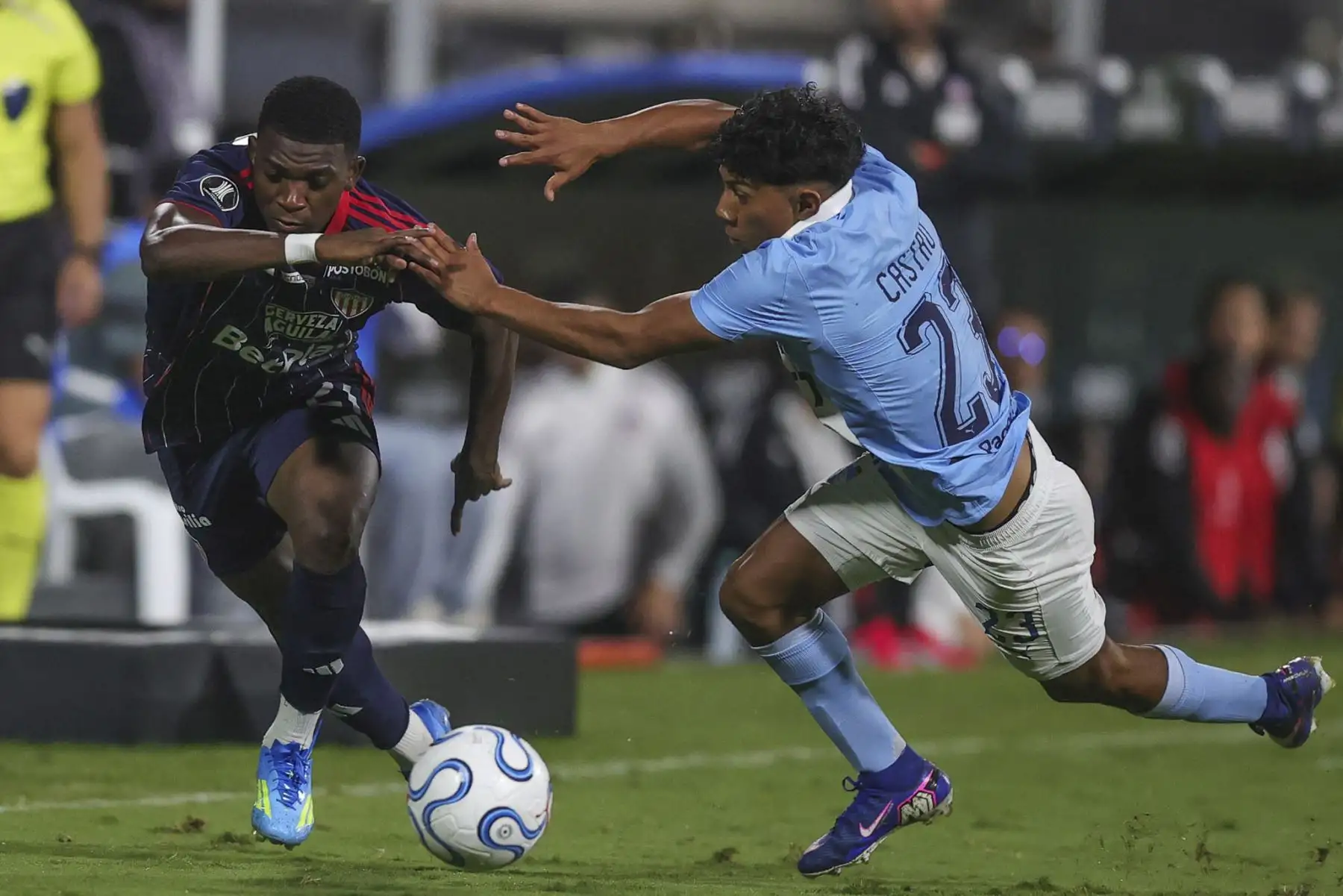 Maxloren Castro de Sporting Cristal disputa el balón con el futbolista Joel Canchimbo del Junior de Barranquilla, durante el partido de la fecha 2 del Grupo F de la Copa Libertadores, en el Estadio Alejandro Villanueva de Lima. Foto: ANDINA/Carlos Américo Lezama Villantoy