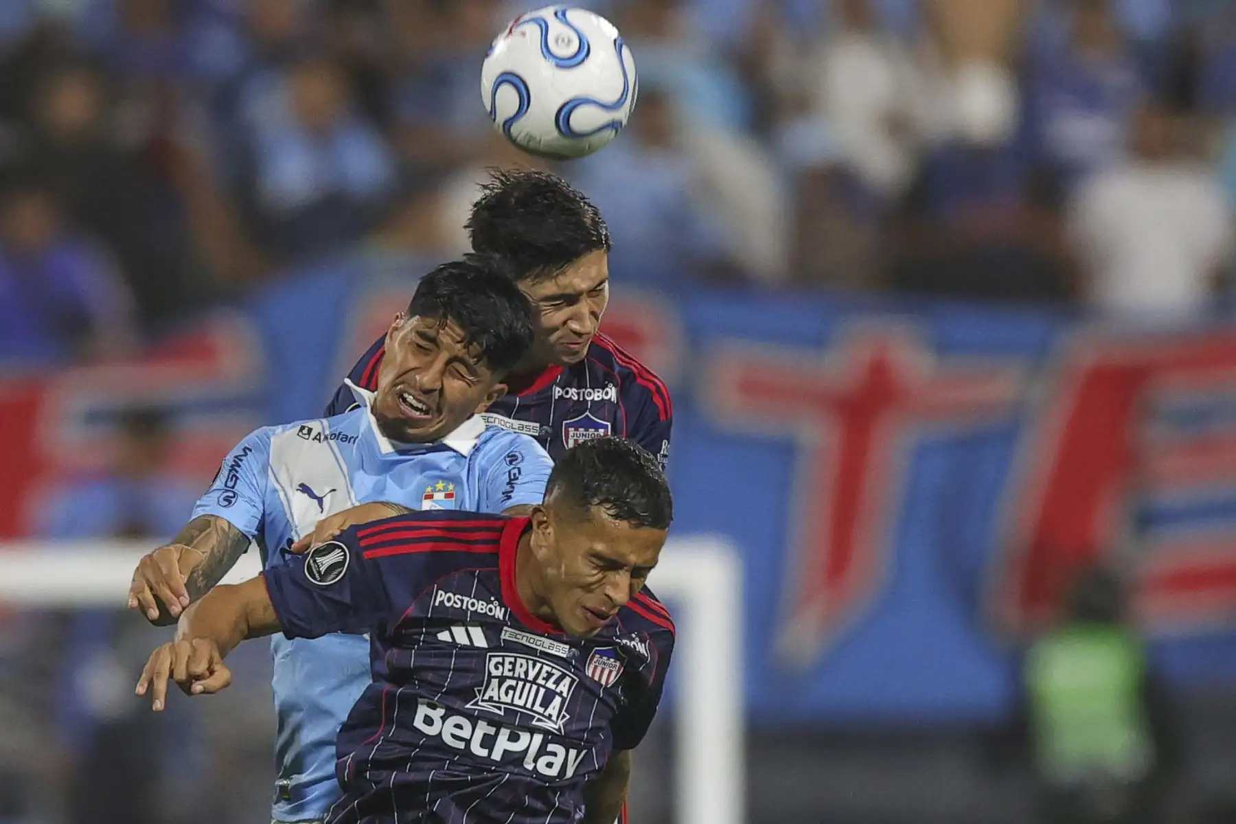 Luis Iberico de Sporting Cristal disputa el balón con el futbolista Jhomier Guerrero del Junior de Barranquilla, durante el partido de la fecha 2 del Grupo F de la Copa Libertadores, en el Estadio Alejandro Villanueva de Lima. Foto: ANDINA/Carlos Américo Lezama Villantoy
