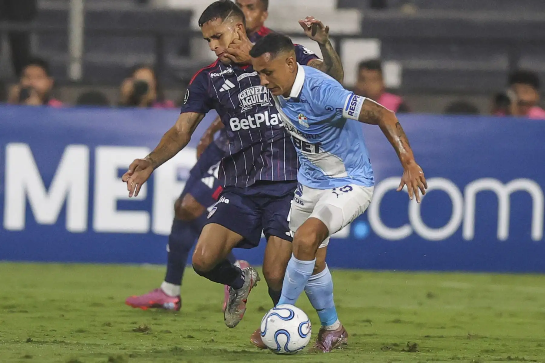Yoshimar Yotún de Sporting Cristal disputa el balón con el futbolista Juan Ríos del Junior de Barranquilla, durante el partido de la fecha 2 del Grupo F de la Copa Libertadores, en el Estadio Alejandro Villanueva de Lima. Foto: ANDINA/Carlos Américo Lezama Villantoy