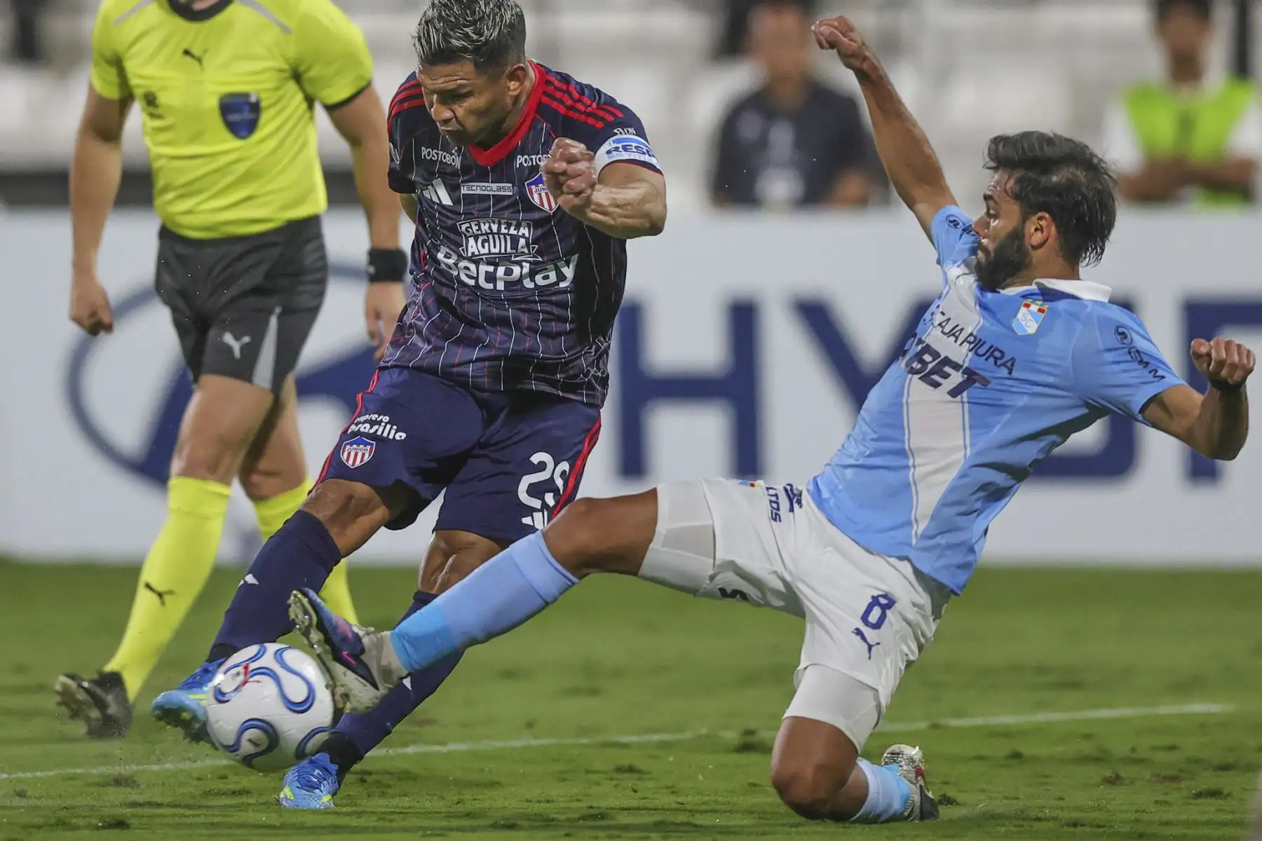 Leandro Sosa de Sporting Cristal disputa el balón con el futbolista Teófilo Gutierrez del Junior de Barranquilla, durante el partido de la fecha 2 del Grupo F de la Copa Libertadores, en el Estadio Alejandro Villanueva de Lima. Foto: ANDINA/Carlos Américo Lezama Villantoy.