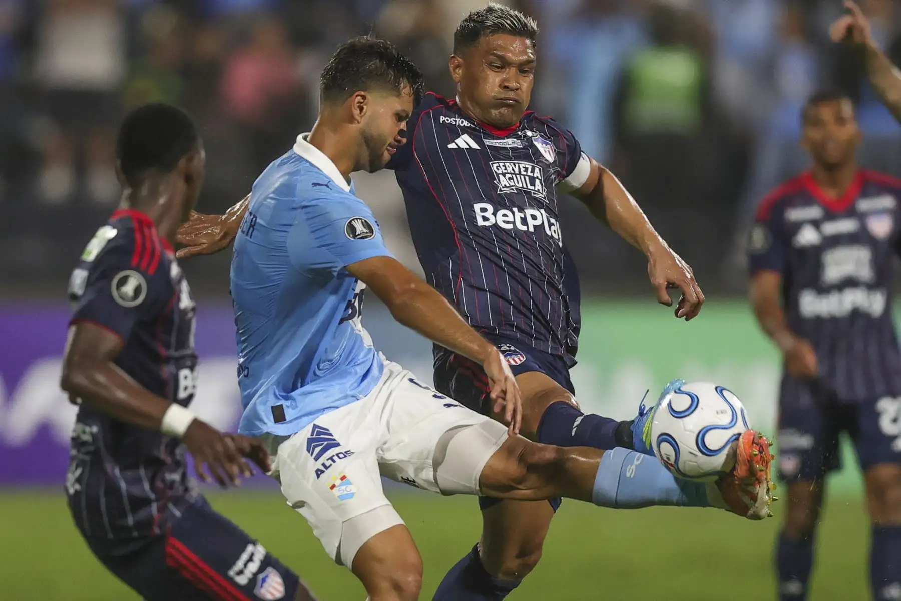 Rafael Lutiger de Sporting Cristal disputa el balón con el futbolista Teófilo Gutierrez del Junior de Barranquilla, durante el partido de la fecha 2 del Grupo F de la Copa Libertadores, en el Estadio Alejandro Villanueva de Lima. Foto: ANDINA/Carlos Américo Lezama Villantoy.