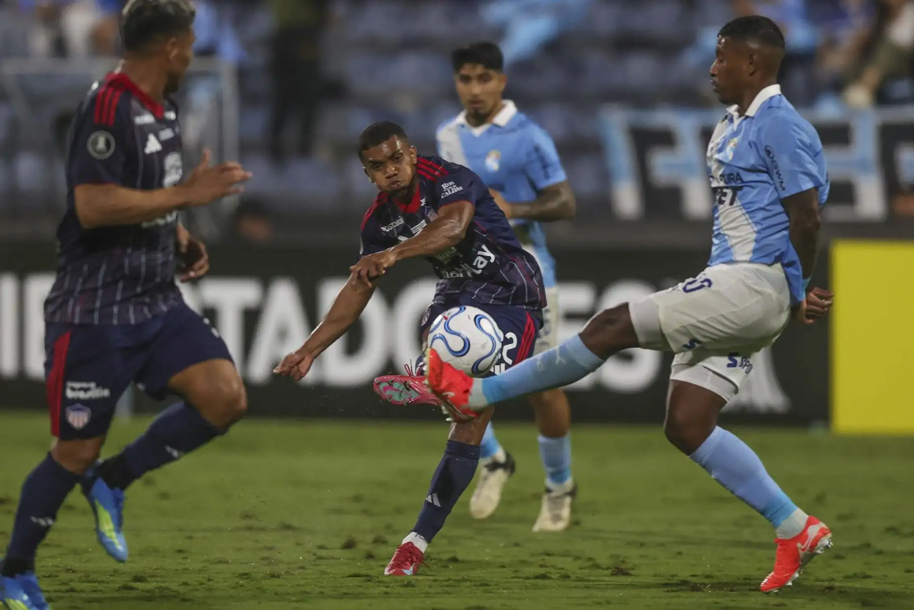 Miguel Araujo de Sporting Cristal disputa el balón con el futbolista Jesús Rivas del Junior de Barranquilla, durante el partido de la fecha 2 del Grupo F de la Copa Libertadores, en el Estadio Alejandro Villanueva de Lima. Foto: ANDINA/Carlos Américo Lezama Villantoy.