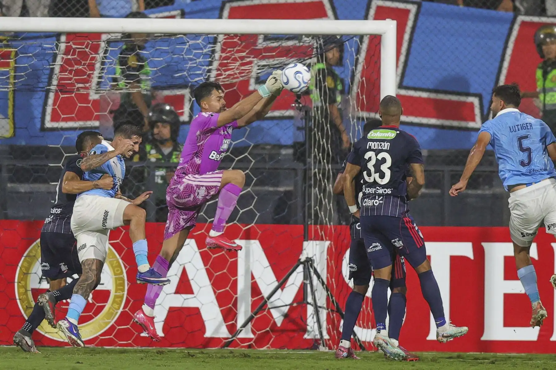 Mauro Silveira del Junior de Barranquilla, despeja el balón durante el partido de la fecha 2 del Grupo F de la Copa Libertadores, en el Estadio Alejandro Villanueva de Lima. Foto: ANDINA/Carlos Américo Lezama Villantoy.