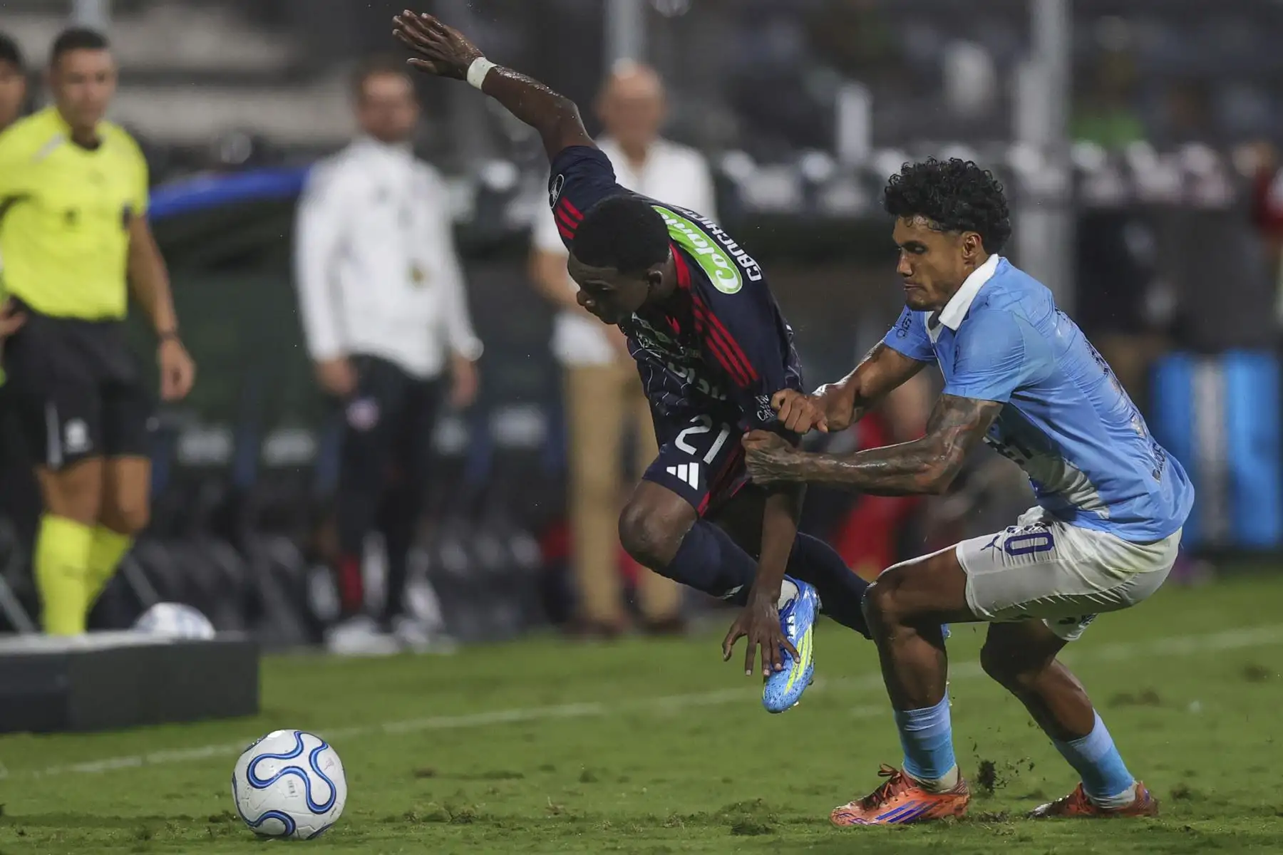 Cristiano da Silva de Sporting Cristal disputa el balón con el futbolista Joel Canchimbo del Junior de Barranquilla, durante el partido de la fecha 2 del Grupo F de la Copa Libertadores, en el Estadio Alejandro Villanueva de Lima. Foto: ANDINA/Carlos Américo Lezama Villantoy.
