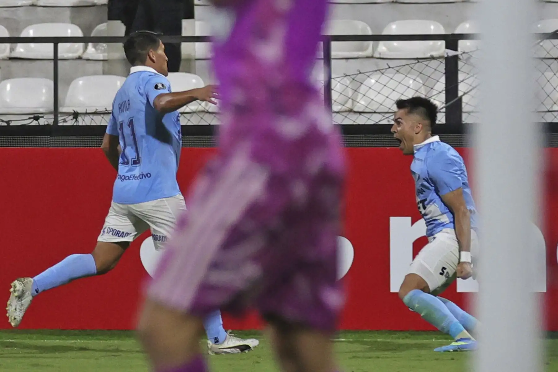 El futbolista de Sporting Cristal Santiago González celebra el gol ante Junior de Barranquilla, durante el partido de la fecha 2 del Grupo F de la Copa Libertadores, disputado en el Estadio Alejandro Villanueva de Lima. Foto: ANDINA/Carlos Américo Lezama Villantoy