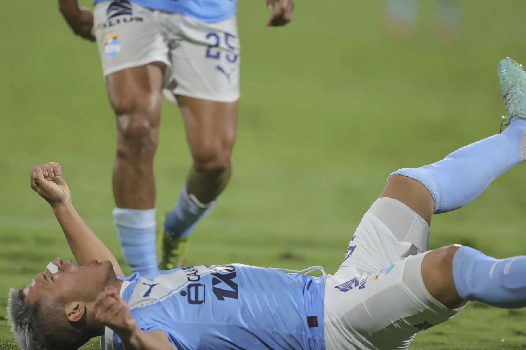 Catriel Cabellos de Sporting Cristal celebra tras anotar el segundo gol ante el Junior de Barranquilla, durante el partido de la fecha 2 del Grupo F de la Copa Libertadores, en el Estadio Alejandro Villanueva de Lima. Foto: ANDINA/Carlos Américo Lezama Villantoy