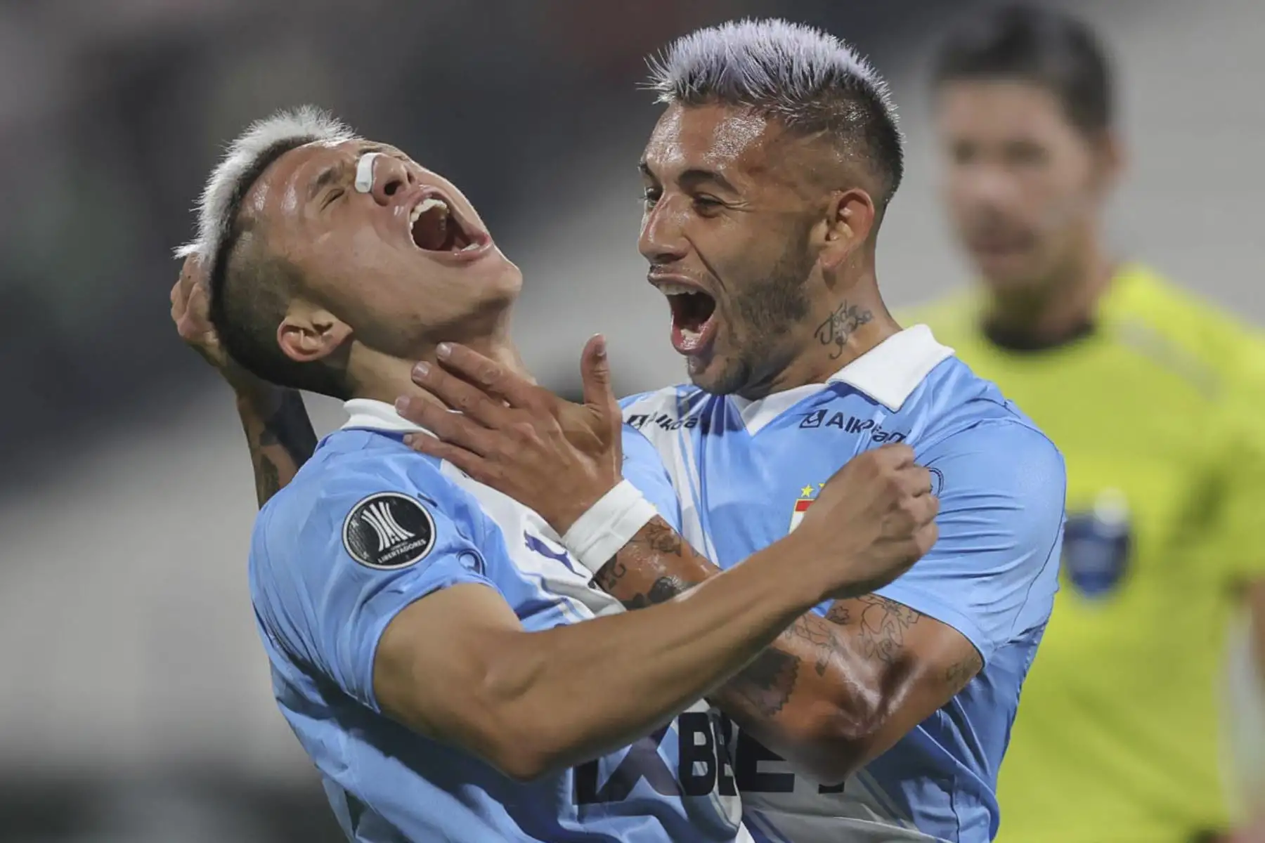 Catriel Cabellos de Sporting Cristal celebra junto a su compañero Juan Cruz González tras anotar el segundo gol ante el Junior de Barranquilla, durante el partido de la fecha 2 del Grupo F de la Copa Libertadores, en el Estadio Alejandro Villanueva de Lima. Foto: ANDINA/Carlos Américo Lezama Villantoy
