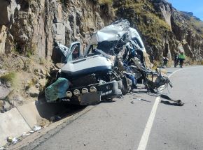 La camioneta miniván quedó totalmente destrozada tras chocar contra un camión cisterna en la carretera Juliaca - Arequipa. Las víctimas mortales del accidente viajaban en este vehículo. ANDINA/Difusión