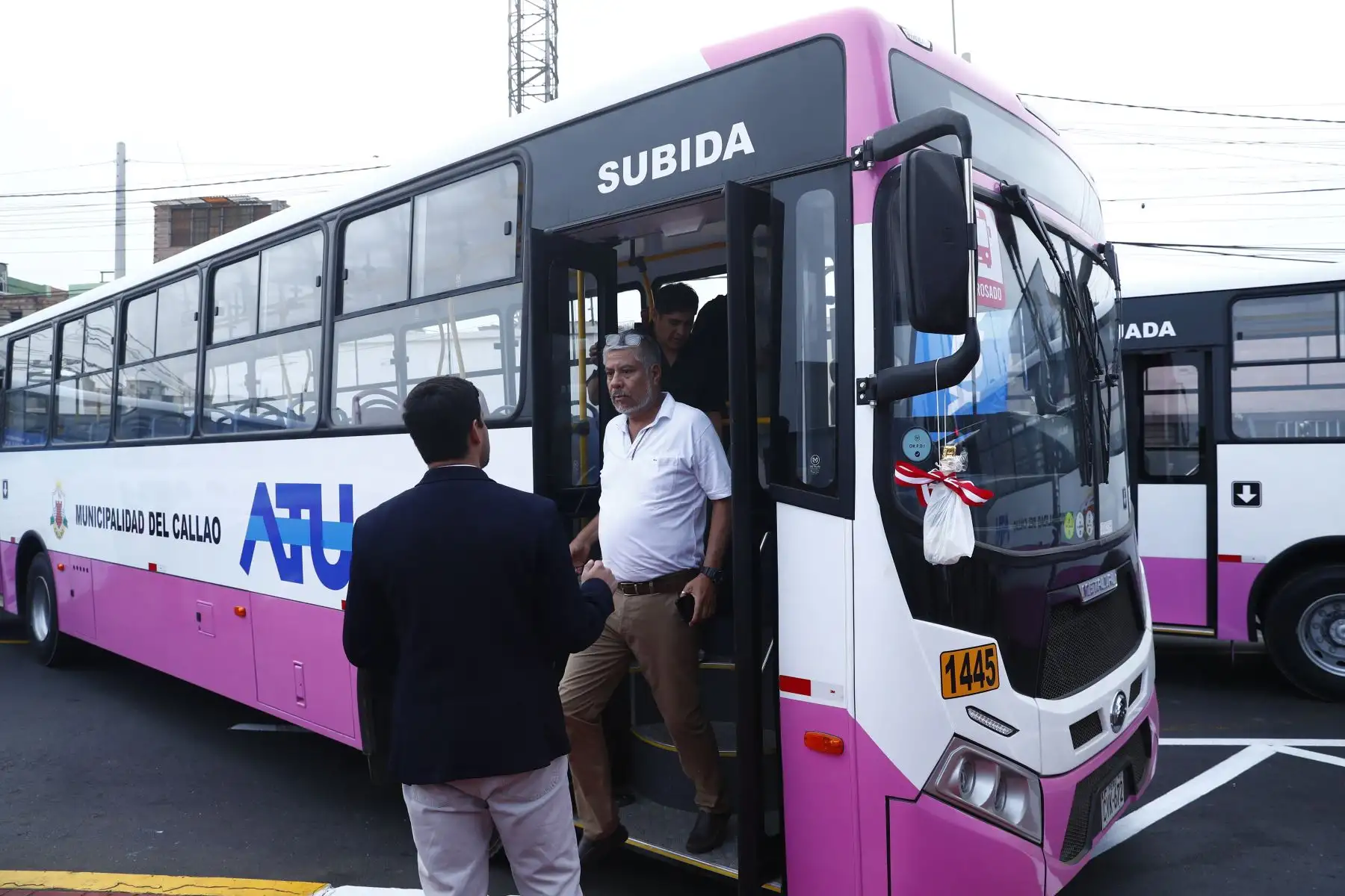 Los nuevos buses del Corredor Rosado para el transporte público empezarán a funcionar desde el lunes 4 de mayo de 2026, y conectarán Ventanilla, el Callao y Cercado de Lima hasta la plaza Dos de Mayo. Están equipados con GPS y cámaras de video. Foto: ANDINA/Daniel Bracamonte