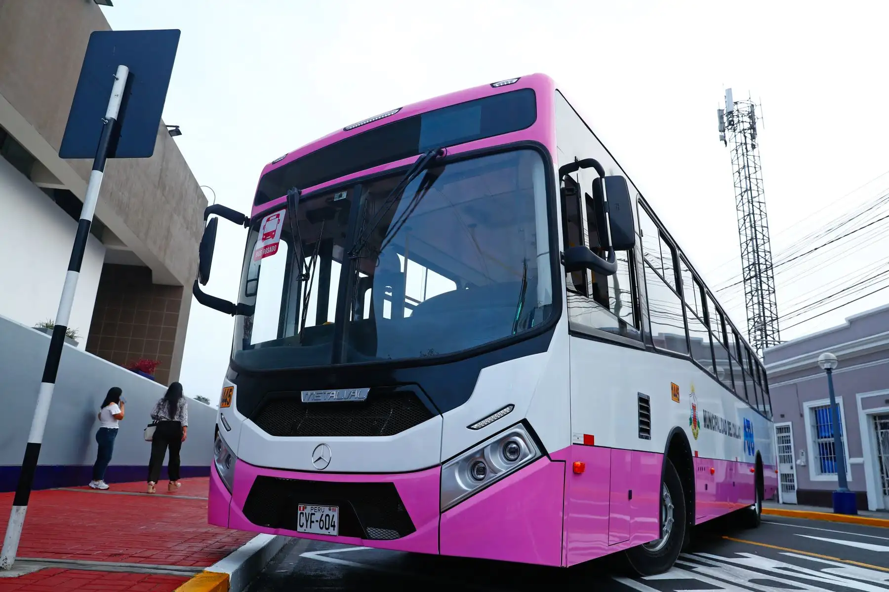 Los nuevos buses del Corredor Rosado para el transporte público empezarán a funcionar desde el lunes 4 de mayo de 2026, y conectarán Ventanilla, el Callao y Cercado de Lima hasta la plaza Dos de Mayo. Están equipados con GPS y cámaras de video. Foto: ANDINA/Daniel Bracamonte